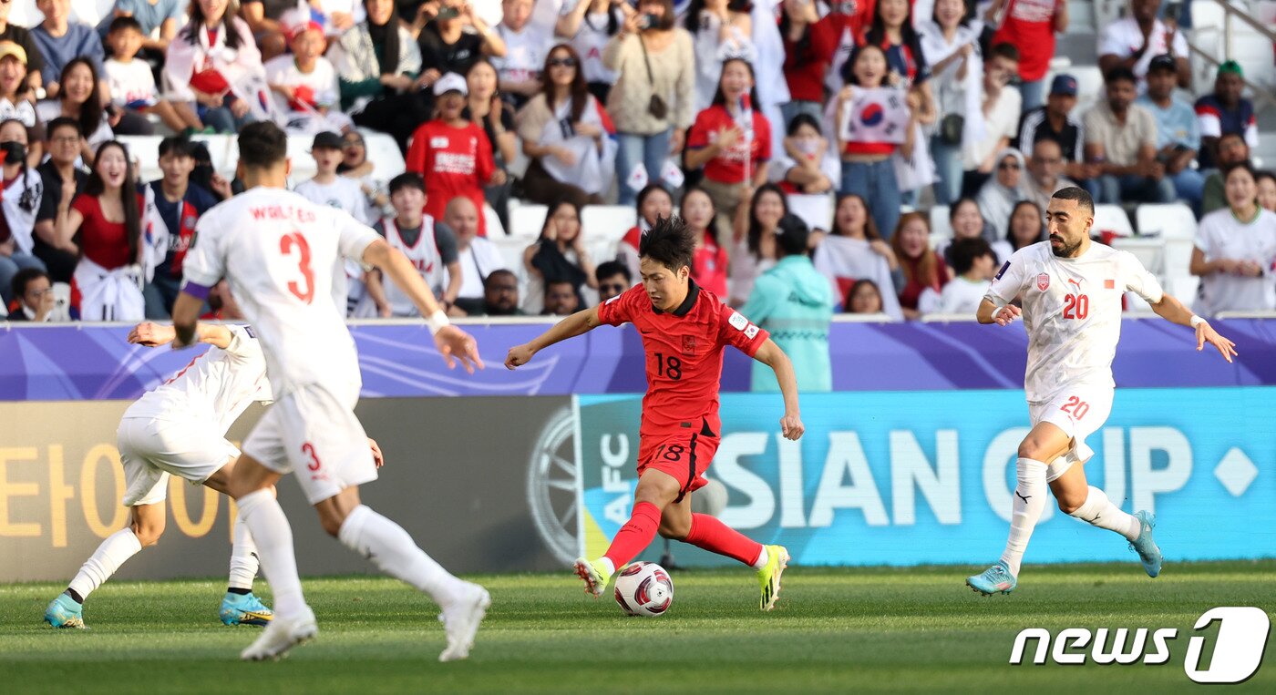 본문 이미지 - 대한민국 축구대표팀 이강인이 15일(현지시간) 카타르 도하 자심 빈 하마드 스타디움에서 열린 2023 아시아축구연맹(AFC) 카타르 아시안컵 조별리그 E조 대한민국과 바레인의 경기에서 돌파하고 있다. 2023.1.15/뉴스1 ⓒ News1 김성진 기자