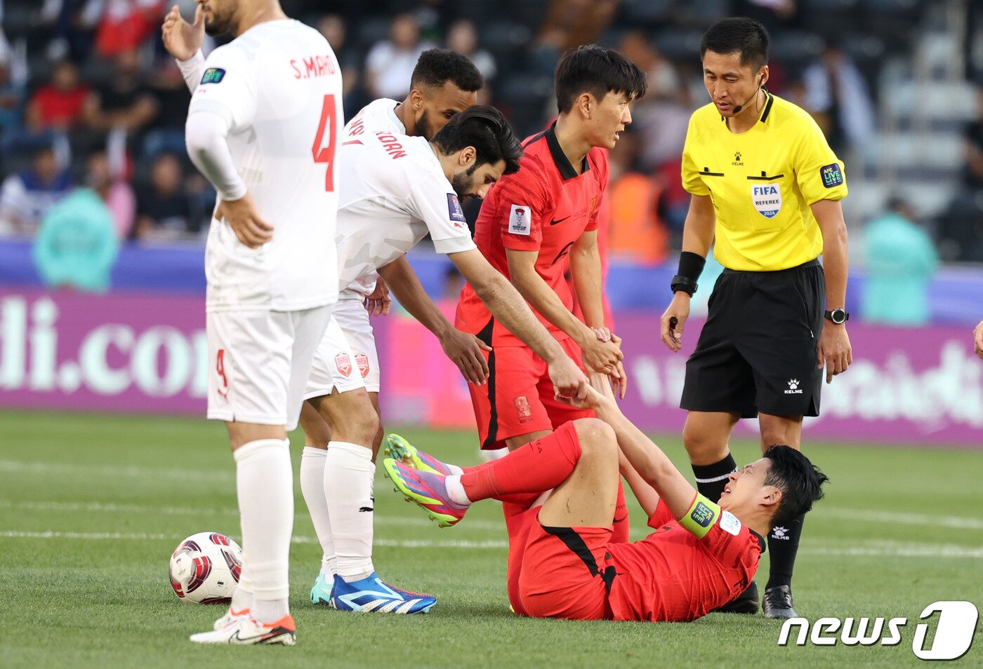 본문 이미지 - 대한민국 축구대표팀 손흥민이 15일(현지시간) 카타르 도하 자심 빈 하마드 스타디움에서 열린 2023 아시아축구연맹(AFC) 카타르 아시안컵 조별리그 E조 대한민국과 바레인의 경기에서 반칙을 당한 후 바레인 알 하르단의 도움을 받아 일어나고 있다. 2024.1.15/뉴스1 ⓒ News1 김성진 기자