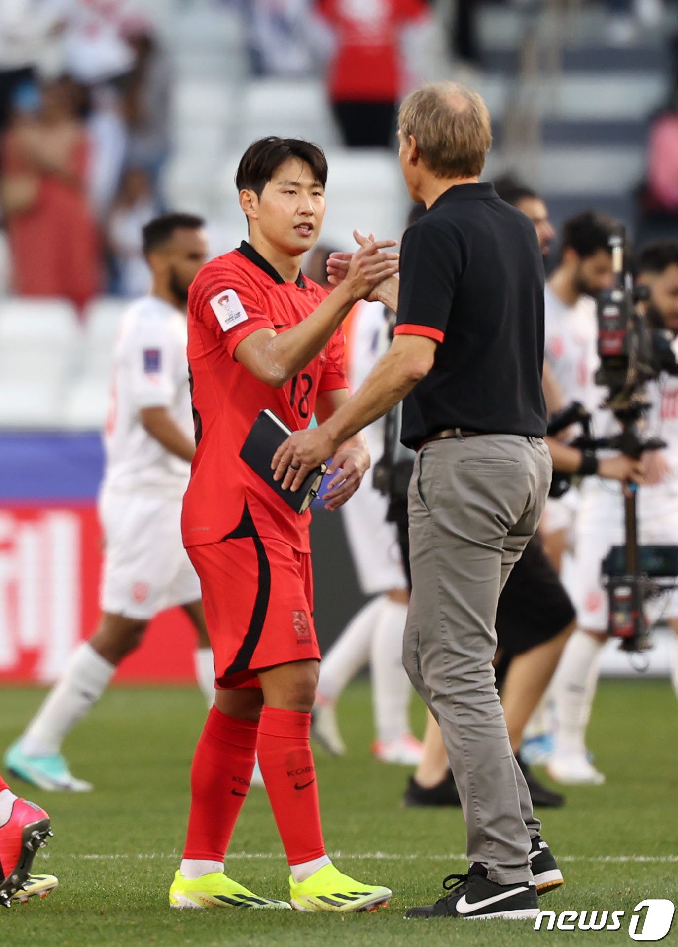 본문 이미지 - 대한민국 축구대표팀 이강인이 15일(현지시간) 카타르 도하 자심 빈 하마드 스타디움에서 열린 2023 아시아축구연맹(AFC) 카타르 아시안컵 조별리그 E조 대한민국과 바레인의 경기에서 3-1로 승리한 후 클린스만 감독과 악수하고 있다. 2024.1.15/뉴스1 ⓒ News1 김성진 기자