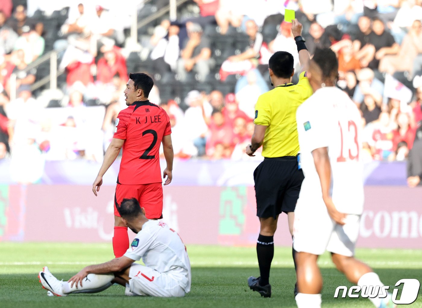 본문 이미지 - 대한민국 축구대표팀 이기제가 15일(현지시간) 카타르 도하 자심 빈 하마드 스타디움에서 열린 2023 아시아축구연맹(AFC) 카타르 아시안컵 조별리그 E조 대한민국과 바레인의 경기에서 옐로우 카드를 받고 있다. 2024.1.15/뉴스1 ⓒ News1 김성진 기자