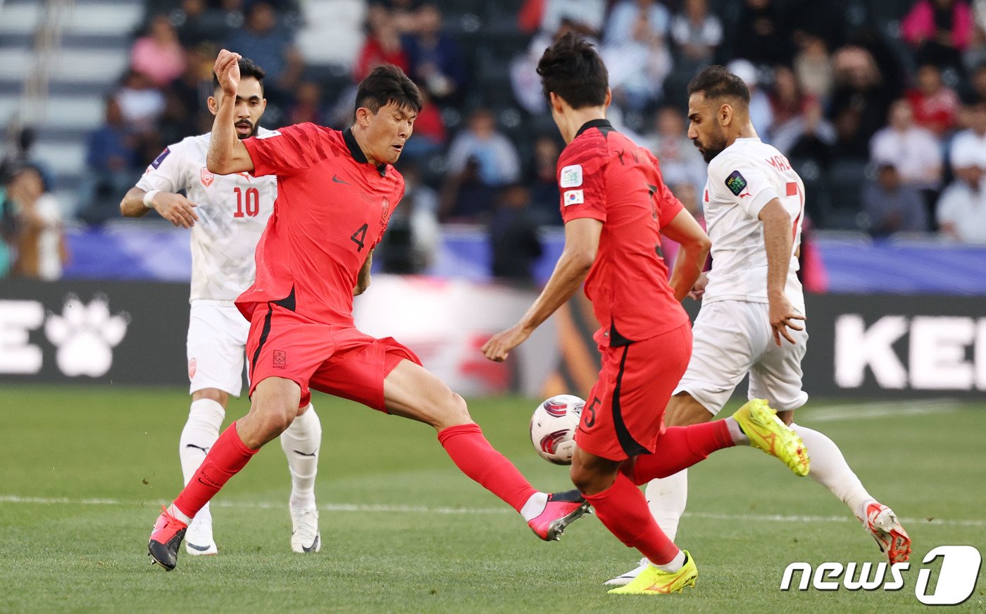 대한민국 축구대표팀 김민재가 15일&#40;현지시간&#41; 카타르 도하 자심 빈 하마드 스타디움에서 열린 2023 아시아축구연맹&#40;AFC&#41; 카타르 아시안컵 조별리그 E조 대한민국과 바레인의 경기에서 수비하고 있다. 2024.1.15/뉴스1 ⓒ News1 김성진 기자