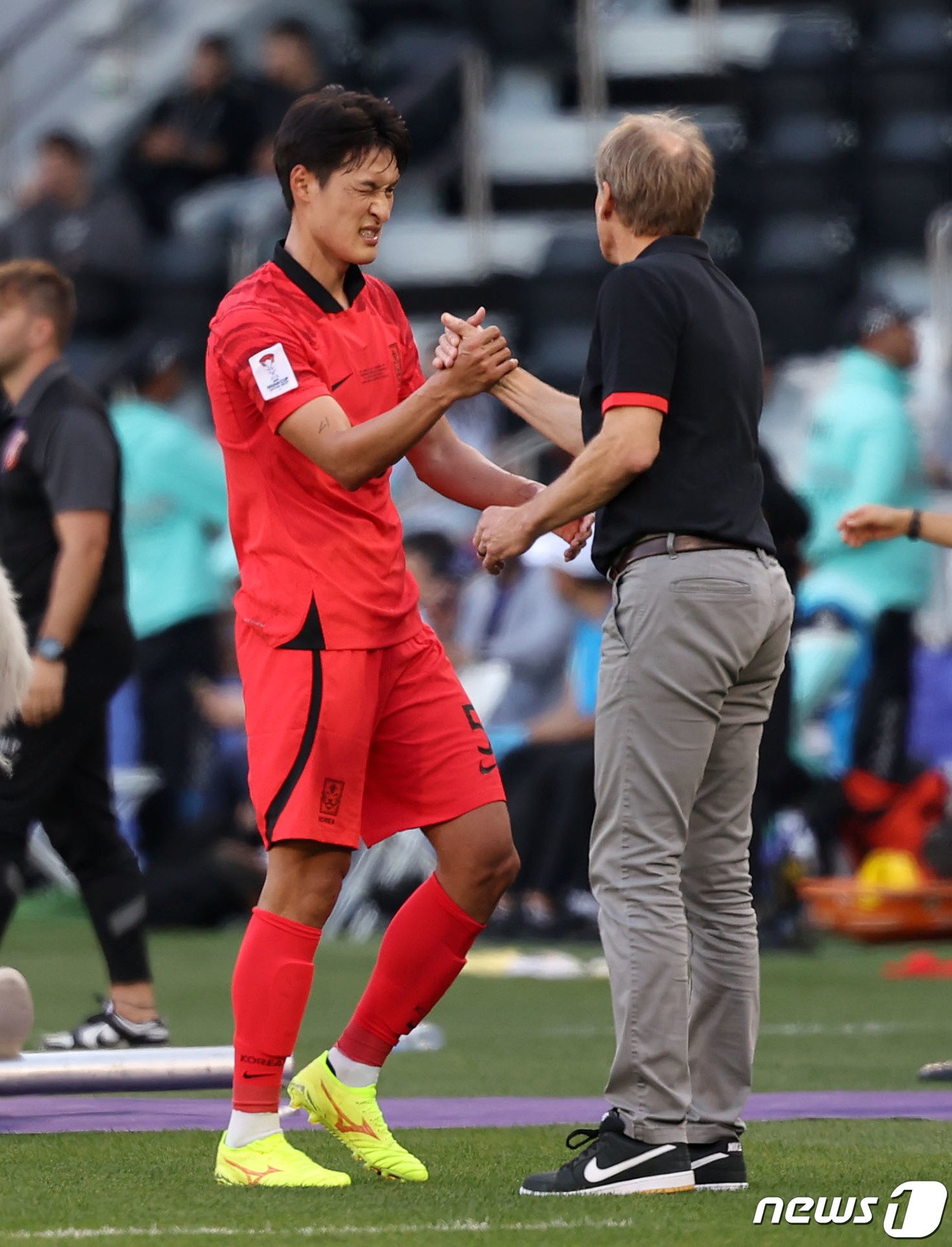 본문 이미지 - 대한민국 축구대표팀 박용우와 위르겐 클린스만 감독. /뉴스1 ⓒ News1 김성진 기자
