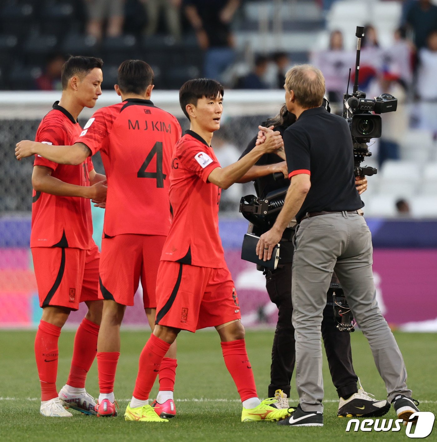 대한민국 축구대표팀 황인범과 위르겐 클린스만 감독이 15일&#40;현지시간&#41; 카타르 도하 자심 빈 하마드 스타디움에서 열린 2023 아시아축구연맹&#40;AFC&#41; 카타르 아시안컵 조별리그 E조 대한민국과 바레인의 경기에서 3대1로 승리한 후 악수하고 있다. 2024.1.15/뉴스1 ⓒ News1 김성진 기자