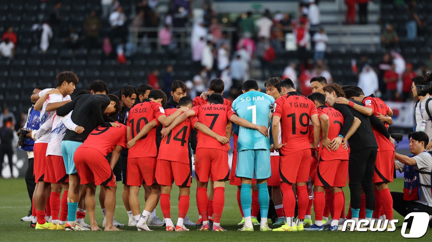 본문 이미지 - 대한민국 축구대표팀 선수들이 15일(현지시간) 카타르 도하 자심 빈 하마드 스타디움에서 열린 2023 아시아축구연맹(AFC) 카타르 아시안컵 조별리그 E조 대한민국과 바레인의 경기에서 3대1로 승리한 후 서로 격려하고 있다. 2024.1.15/뉴스1 ⓒ News1 김성진 기자