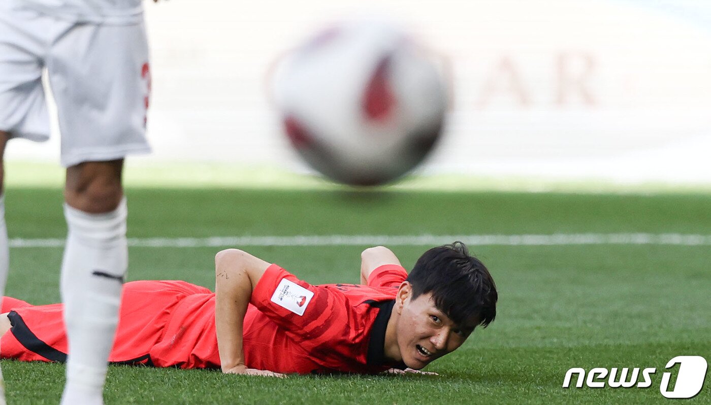 본문 이미지 - 대한민국 축구대표팀 황인범이 15일&#40;현지시간&#41; 카타르 도하 자심 빈 하마드 스타디움에서 열린 2023 아시아축구연맹&#40;AFC&#41; 카타르 아시안컵 조별리그 E조 대한민국과 바레인의 경기에서 선제골 기회를 놓친 후 아쉬워하고 있다. 2024.1.15/뉴스1 ⓒ News1 김성진 기자