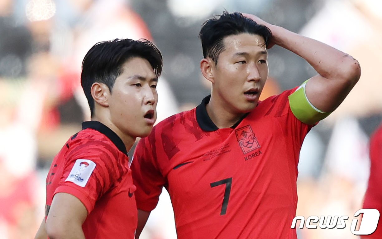 대한민국 축구대표팀 이강인과 손흥민이 15일&#40;현지시간&#41; 카타르 도하 자심 빈 하마드 스타디움에서 열린 2023 아시아축구연맹&#40;AFC&#41; 카타르 아시안컵 조별리그 E조 대한민국과 바레인의 경기에서 프리킥을 준비하고 있다. 2023.1.15/뉴스1 ⓒ News1 김성진 기자