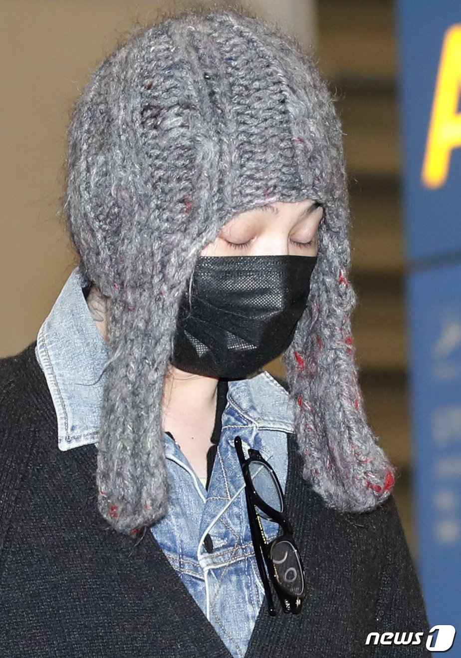 본문 이미지 - 가수 지드래곤(GD)이 세계 최대 가전·IT(정보기술) 전시회 'CES 2024‘ 일정을 마치고 16일 인천국제공항에 도착해 준비된 차량으로 이동을 하고 있다. ⓒ News1 권현진 기자