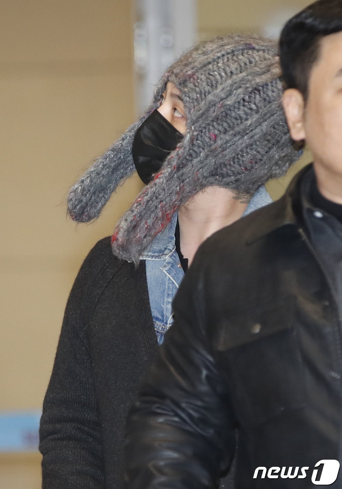 본문 이미지 - 가수 지드래곤(GD)이 세계 최대 가전·IT(정보기술) 전시회 'CES 2024‘ 일정을 마치고 16일 인천국제공항에 도착해 입국장을 빠져나오고 있다. ⓒ News1 권현진 기자