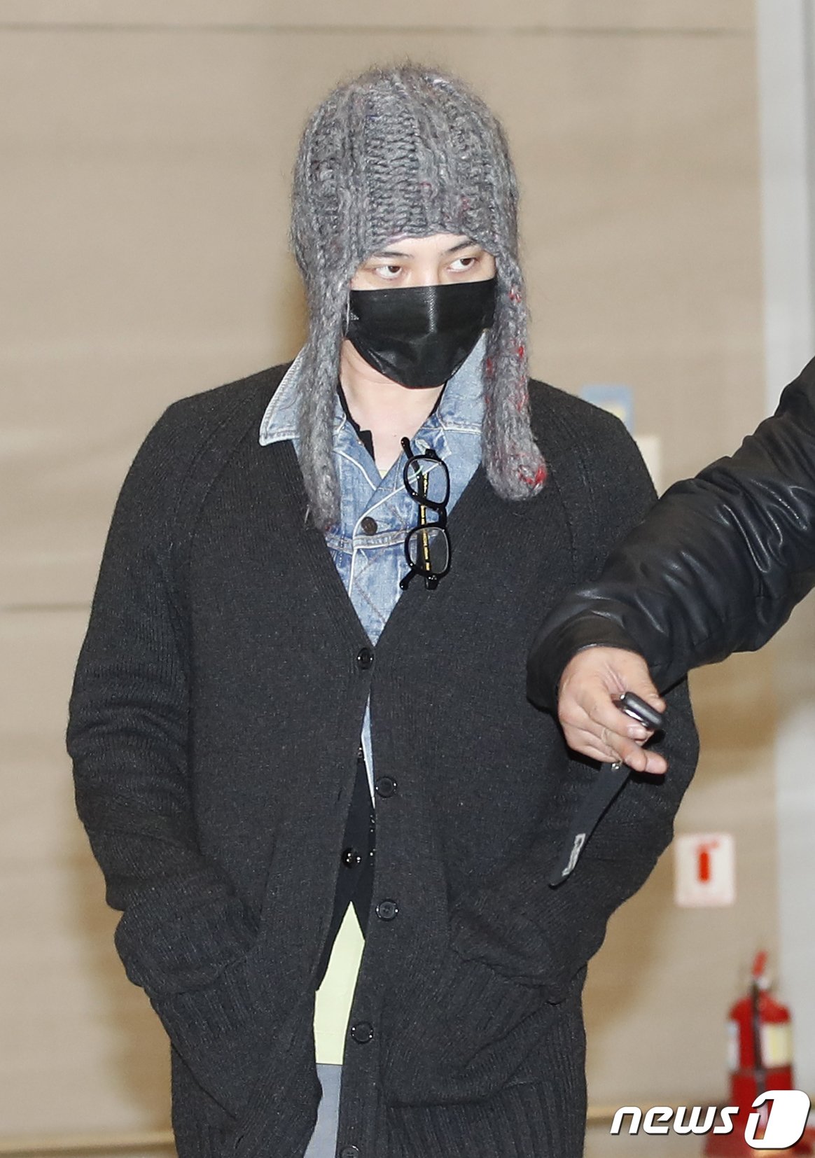 본문 이미지 - 가수 지드래곤(GD)이 세계 최대 가전·IT(정보기술) 전시회 'CES 2024‘ 일정을 마치고 16일 인천국제공항을 통해 미국에서 귀국하고 있다. ⓒ News1 권현진 기자