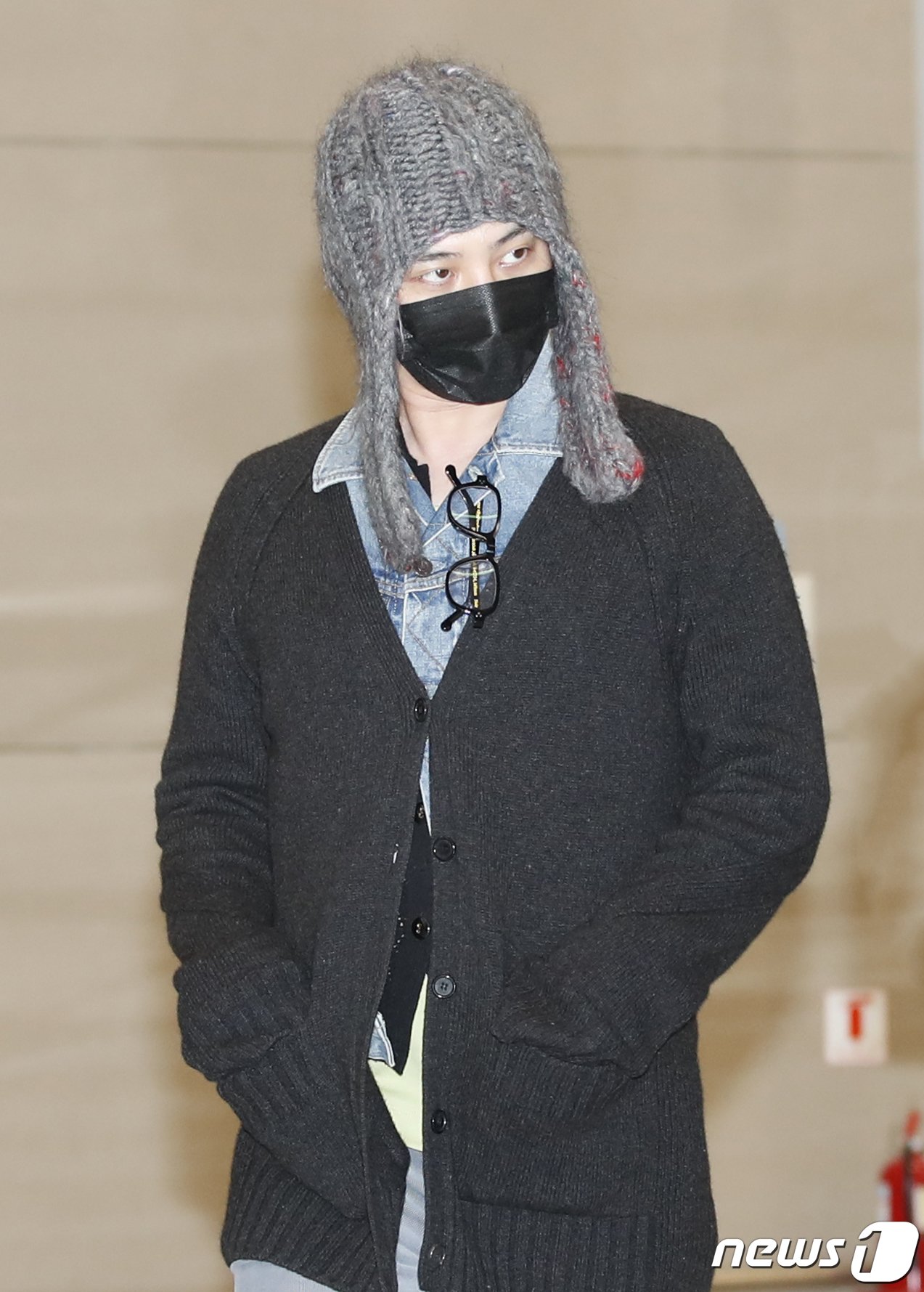 본문 이미지 - 가수 지드래곤(GD)이 세계 최대 가전·IT(정보기술) 전시회 'CES 2024‘ 일정을 마치고 16일 인천국제공항을 통해 미국에서 귀국하고 있다. ⓒ News1 권현진 기자