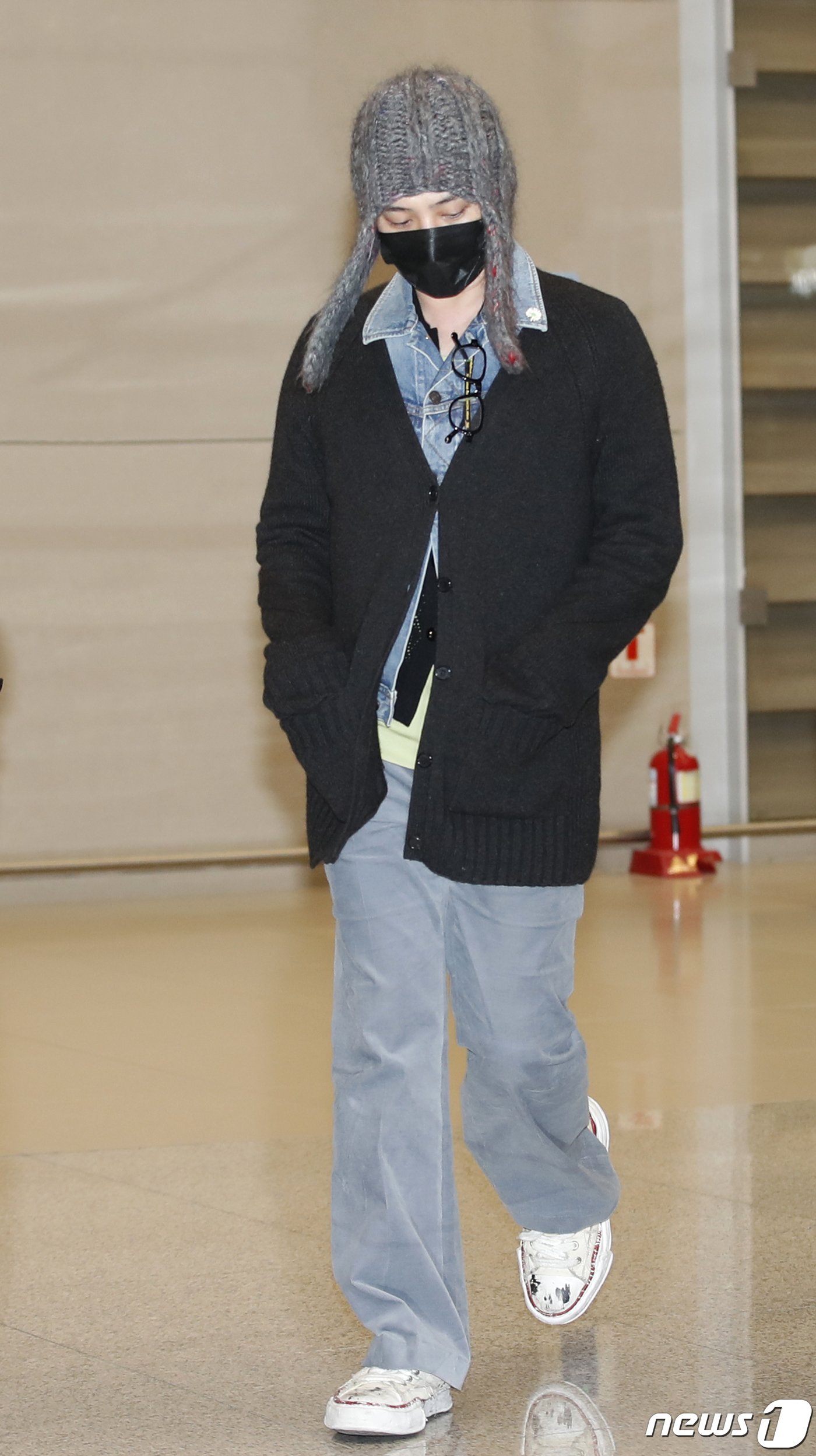 본문 이미지 - 가수 지드래곤(GD)이 세계 최대 가전·IT(정보기술) 전시회 'CES 2024‘ 일정을 마치고 16일 인천국제공항에 도착해 준비된 차량으로 이동을 하고 있다. ⓒ News1 권현진 기자