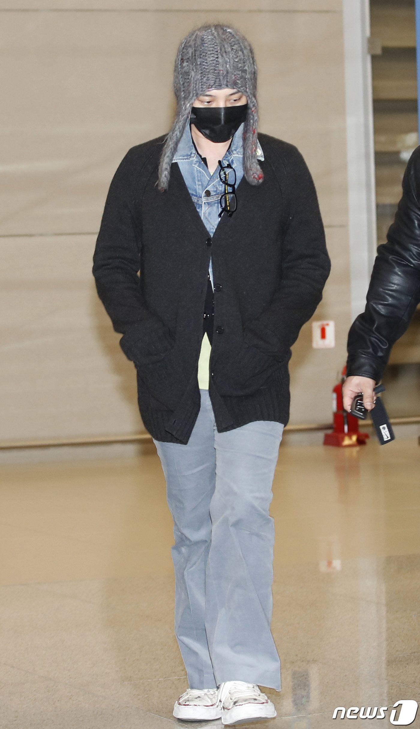본문 이미지 - 가수 지드래곤(GD)이 세계 최대 가전·IT(정보기술) 전시회 'CES 2024‘ 일정을 마치고 16일 인천국제공항에 도착해 이동을 하고 있다. ⓒ News1 권현진 기자
