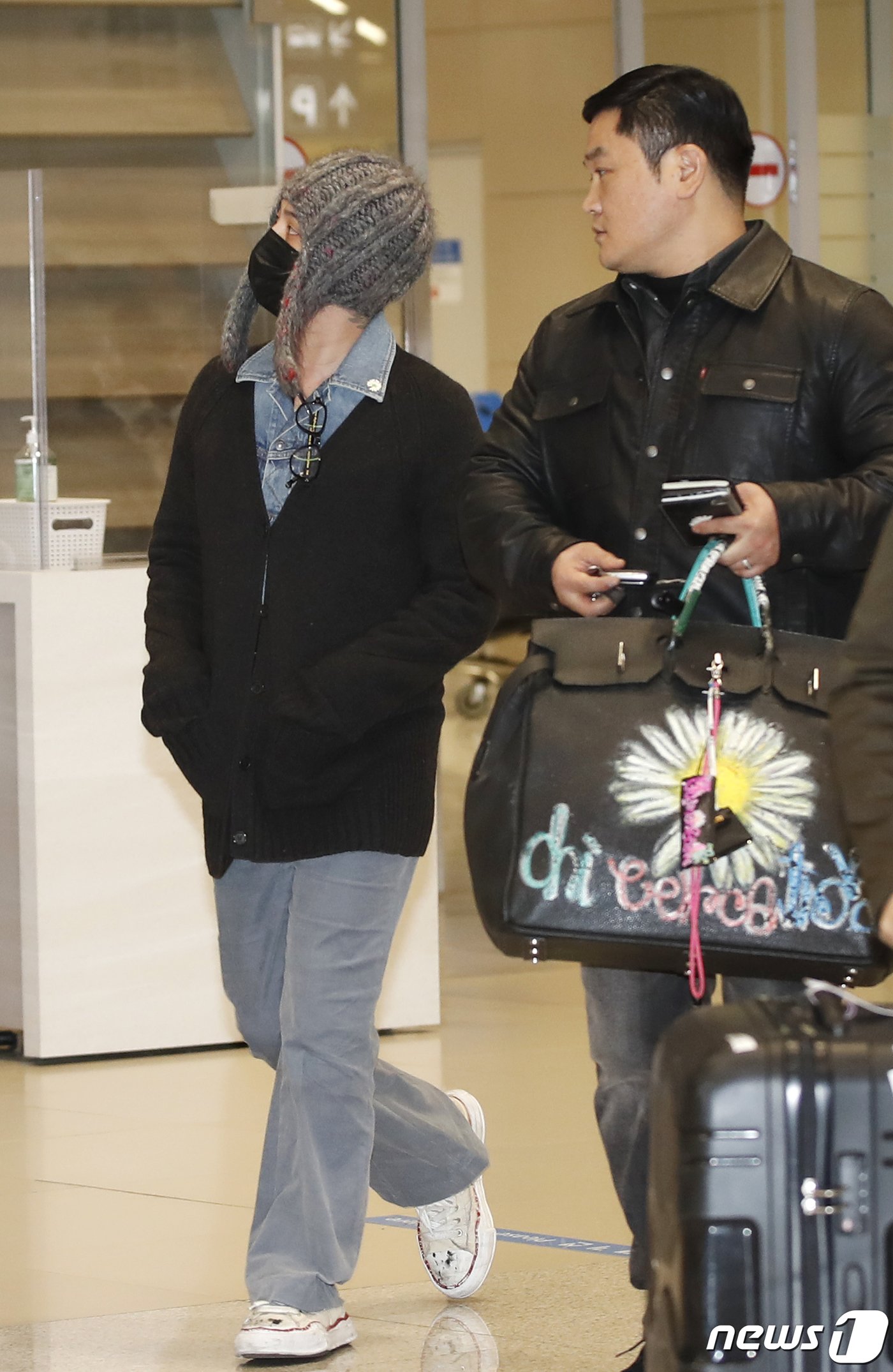 본문 이미지 - 가수 지드래곤(GD)이 세계 최대 가전·IT(정보기술) 전시회 'CES 2024‘ 일정을 마치고 16일 인천국제공항을 통해 미국에서 입국하고 있다. ⓒ News1 권현진 기자