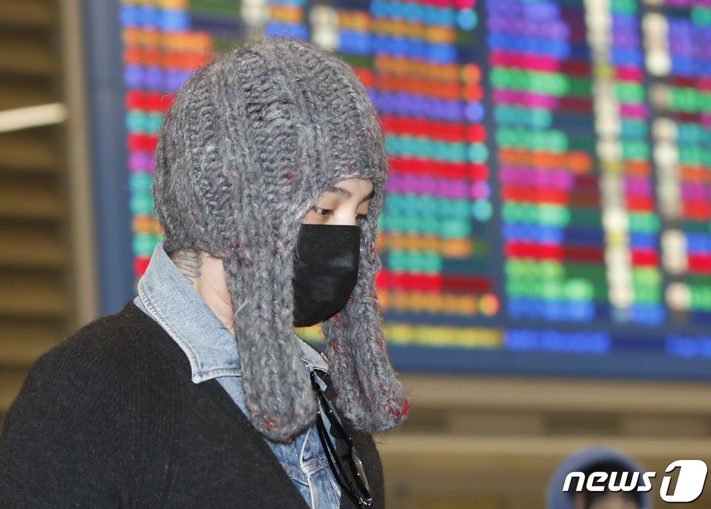 본문 이미지 - 가수 지드래곤(GD)이 세계 최대 가전·IT(정보기술) 전시회 'CES 2024‘ 일정을 마치고 16일 인천국제공항을 통해 미국에서 귀국하고 있다. ⓒ News1 권현진 기자