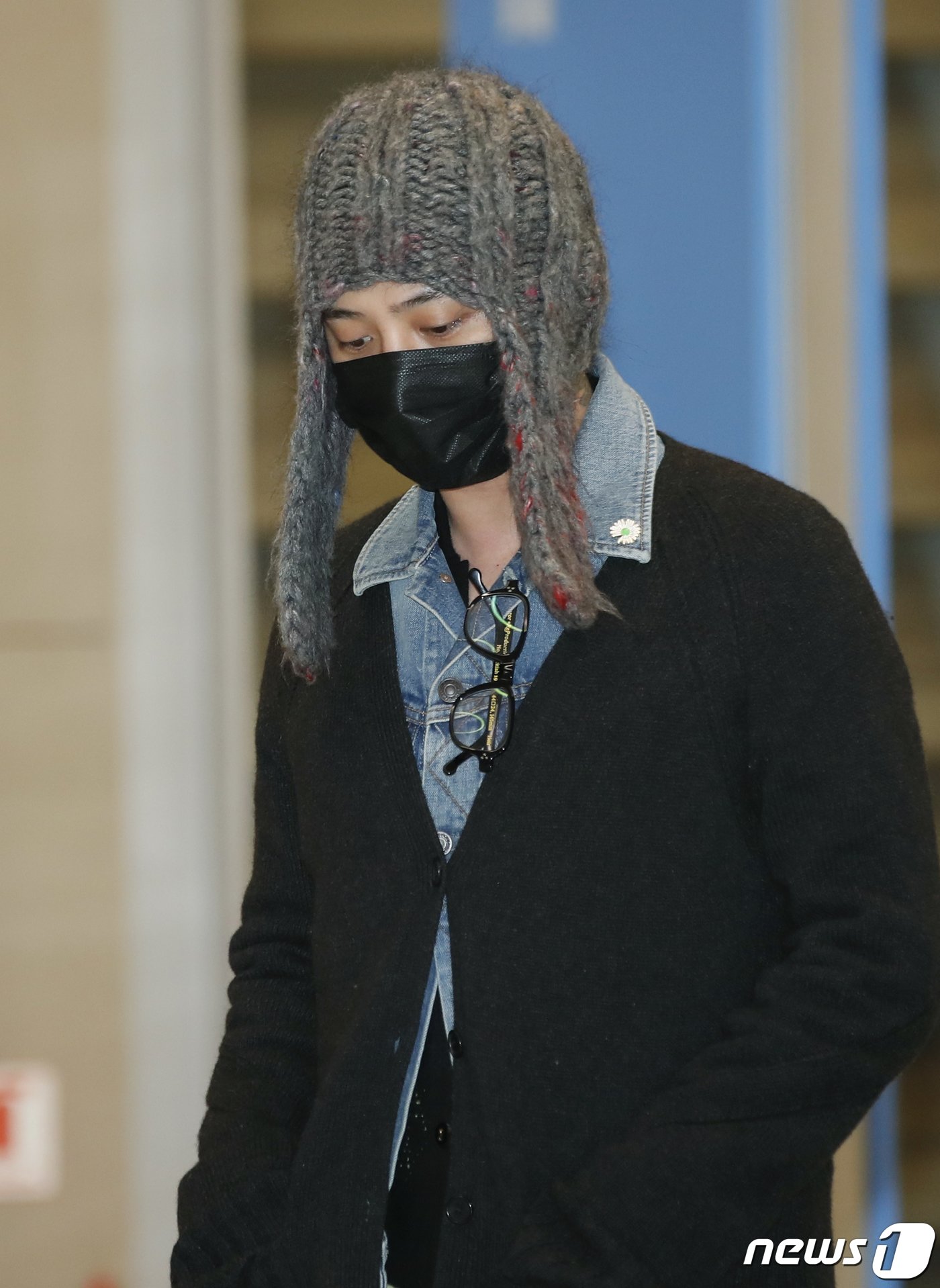 본문 이미지 - 가수 지드래곤(GD)이 세계 최대 가전·IT(정보기술) 전시회 'CES 2024‘ 일정을 마치고 16일 인천국제공항을 통해 미국에서 입국하고 있다. ⓒ News1 권현진 기자