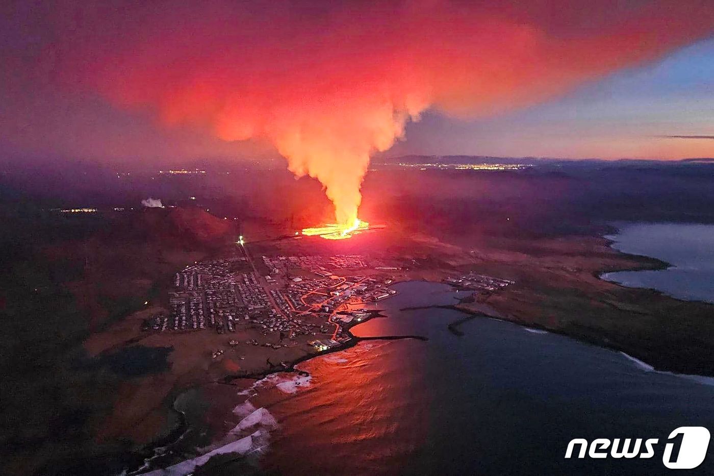 지난 1월 14일 이 지역 화산이 폭발, 붉은 용암을 분출하고 있다. 2024.1.16 ⓒ AFP=뉴스1 ⓒ News1 우동명 기자