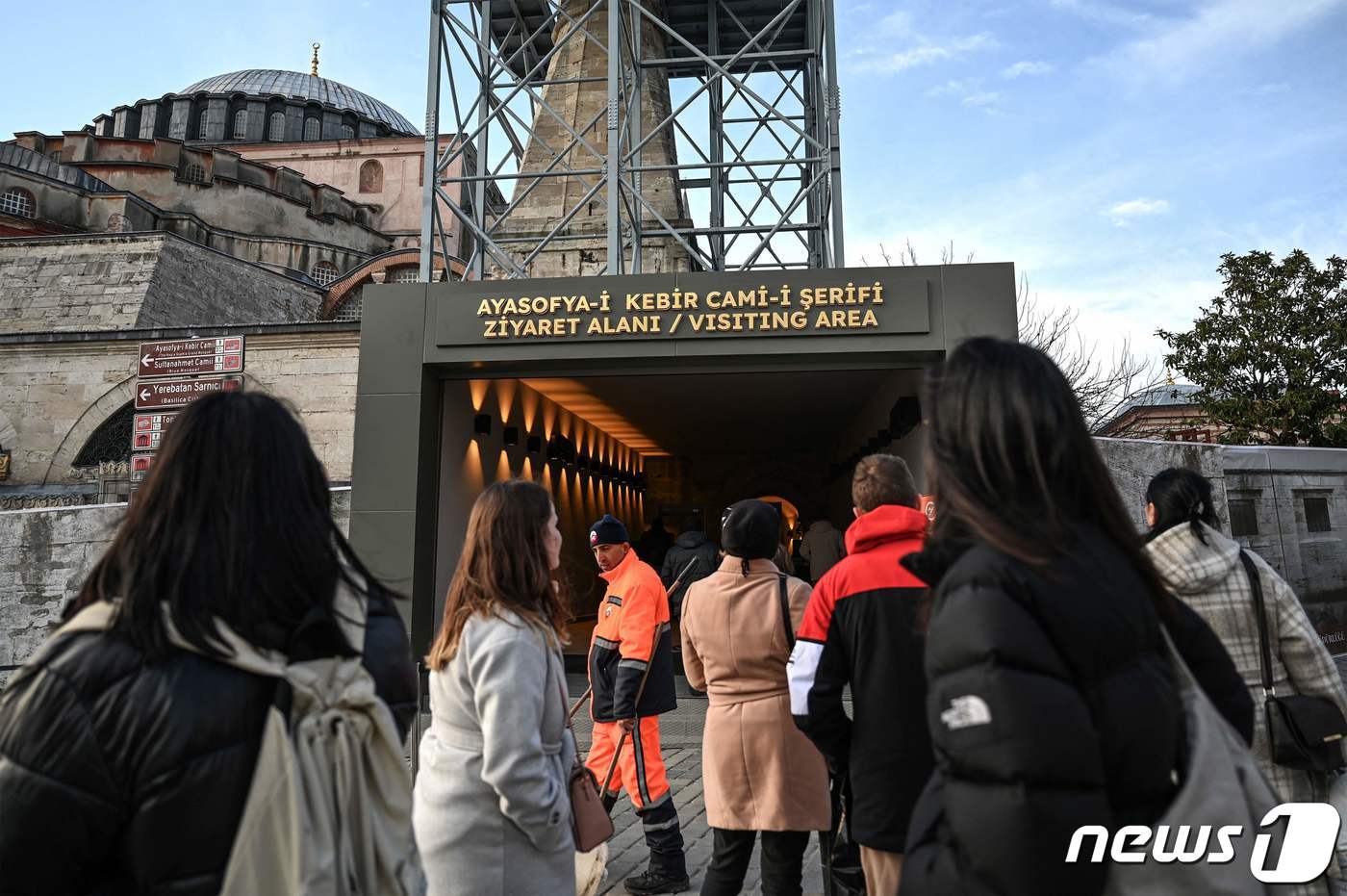 (이스탄불 AFP=뉴스1) 김예슬 기자 = 튀르키예가 15일(현지시간)부터 이스탄불 대표 관광지인 아야 소피아 성당을 방문하는 외국인 관광객들에게 입장료를 걷는다. 입장료는 25유 …