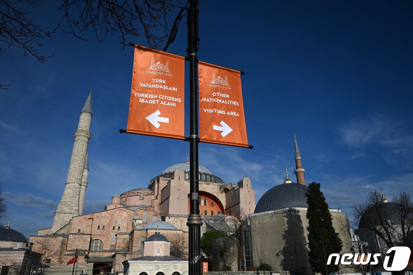 본문 이미지 - 튀르키예가 15일(현지시간)부터 이스탄불 대표 관광지인 아야 소피아 성당을 방문하는 외국인 관광객들에게 입장료를 걷는다. 입장료는 25유로(약 3만6000원). 내국인과 외국인 입장로가 분리된 모습. 24.01.15 ⓒ AFP=뉴스1 ⓒ News1 김예슬 기자