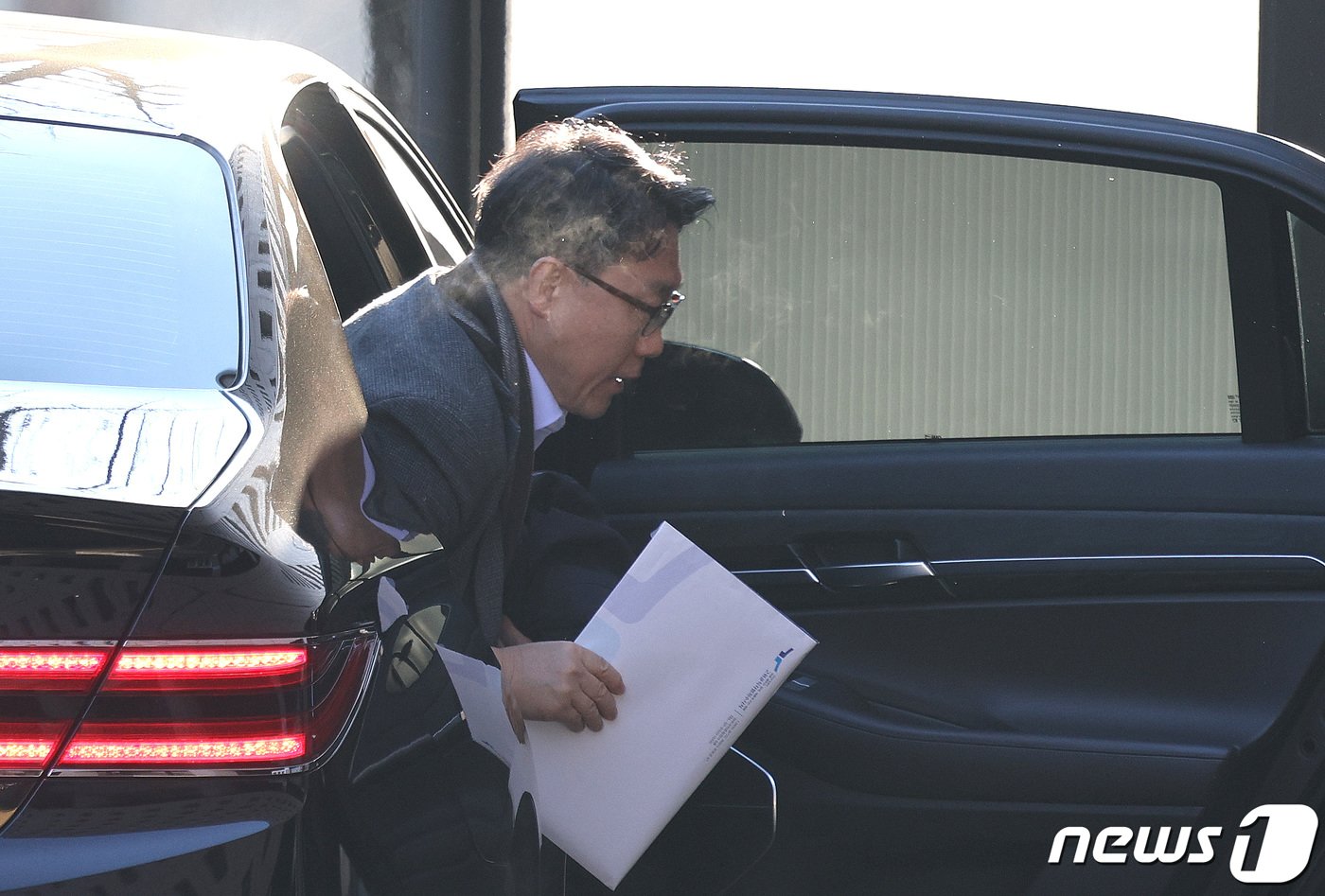 본문 이미지 - 퇴임을 앞둔 김진욱 고위공직자범죄수사처장이 16일 오전 경기 정부과천청사 공수처로 출근하고 있다. 김 처장의 임기는 오는 20일까지이지만 공수처장 후보추천위가 대통령에게 추천할 최종후보 2명을 정하지 못해 당분간 공수처장 공백은 불가피한 상황이다. 2024.1.16/뉴스1 ⓒ News1 신웅수 기자