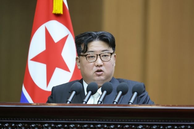 "남북은 적대적 두 국가"라던 北…헌법 개정 1년 넘게 미뤄