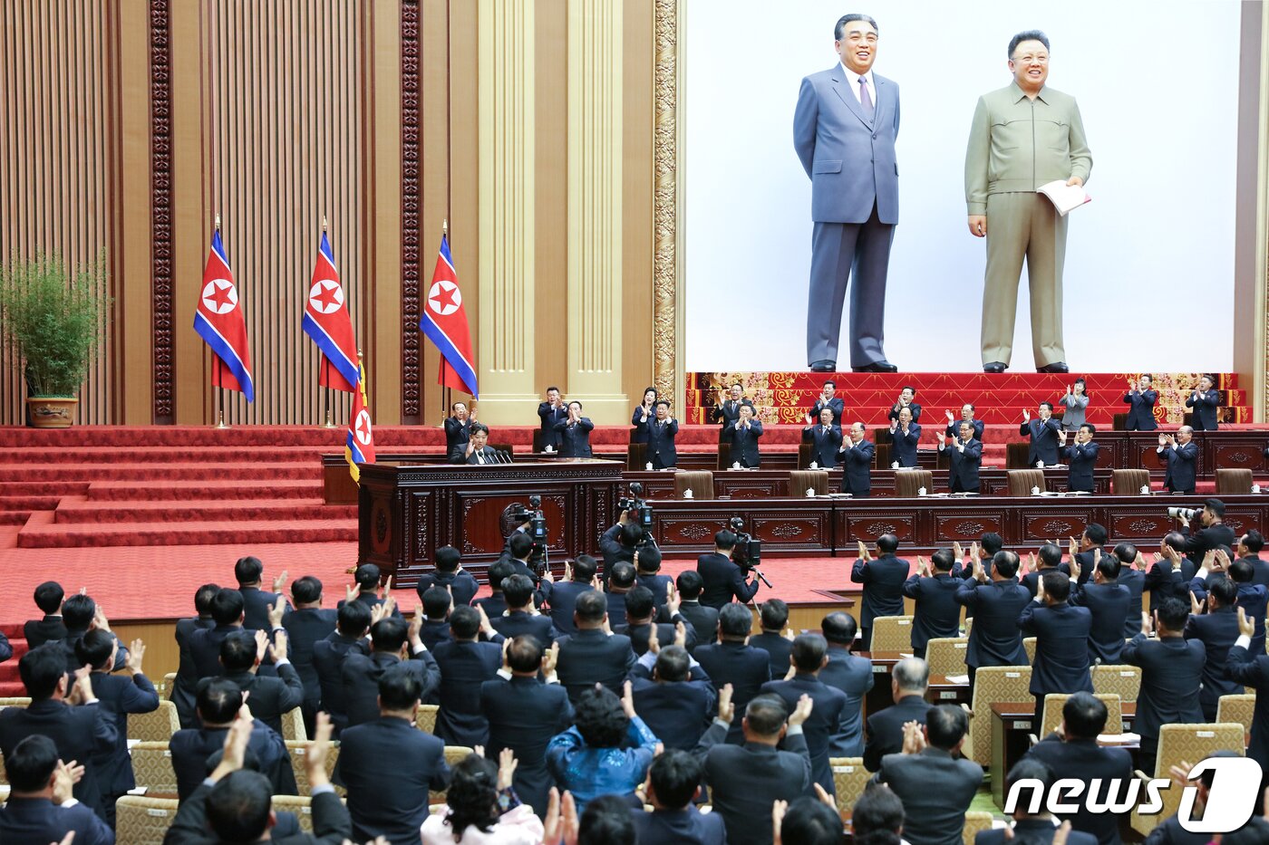 본문 이미지 - (평양 노동신문=뉴스1) = 지난 15일에 열린 북한 최고인민회의 제14기 제10차 회의 모습.  [국내에서만 사용가능. 재배포 금지. DB 금지. For Use Only in the Republic of Korea. Redistribution Prohibited] rodongphoto@news1.kr