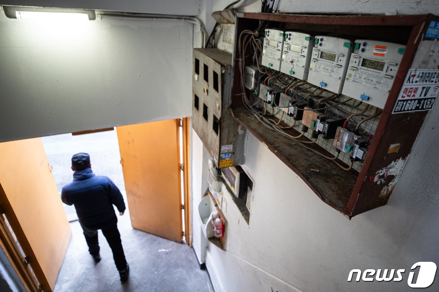 본문 이미지 - 서울시내 한 쪽방촌에 설치된 전력량계 앞으로 시민이 지나고 있다.  ⓒ News1 유승관 기자