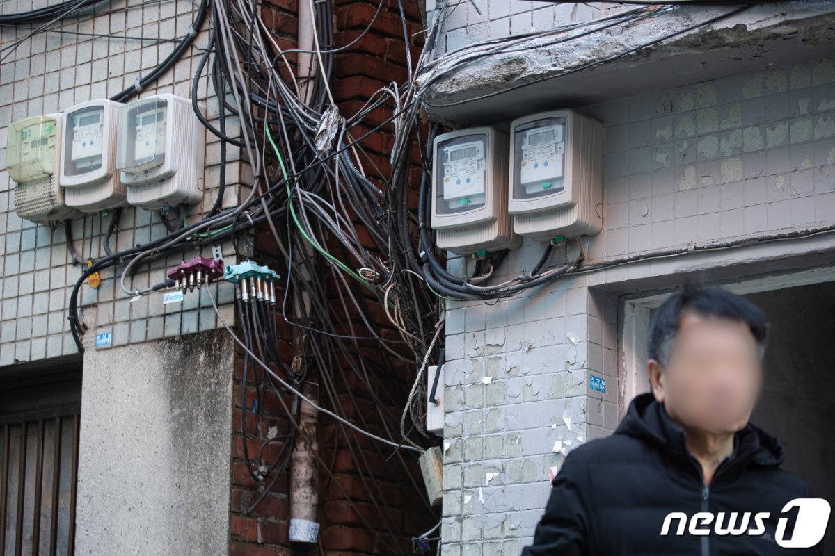 서울시내 한 쪽방촌에 설치된 전력량계 앞으로 시민이 지나고 있다. 2024.1.16/뉴스1 © News1 유승관 기자