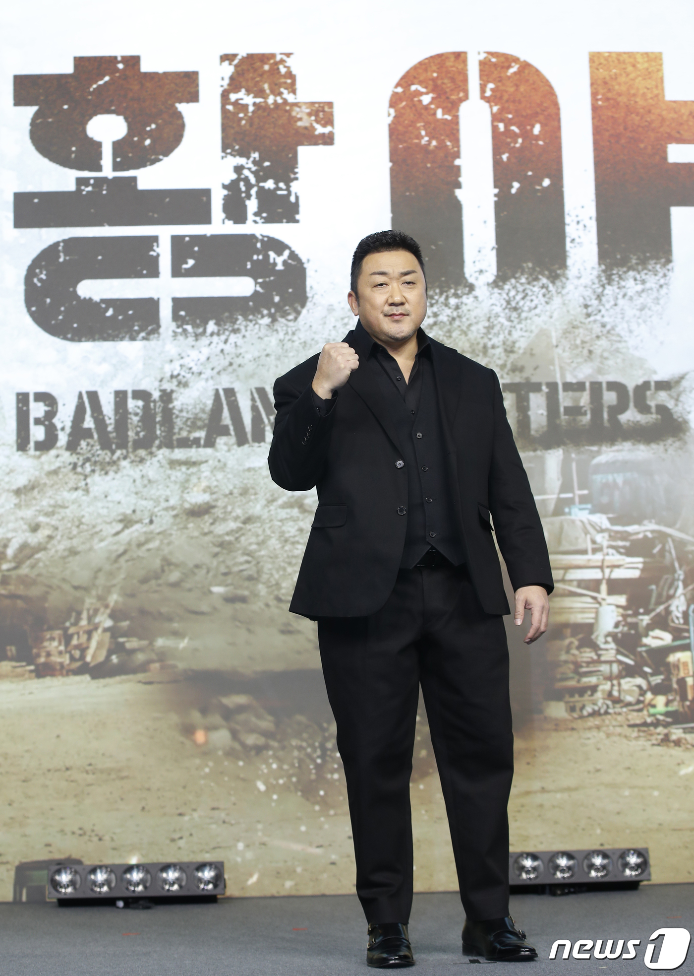 (서울=뉴스1) 권현진 기자 = 배우 마동석이 16일 서울 JW메리어트 동대문 스퀘어 서울에서 열린 넷플릭스 영화 '황야' 제작보고회에서 포즈를 취하고 있다.'황야'는 폐허가 된 …
