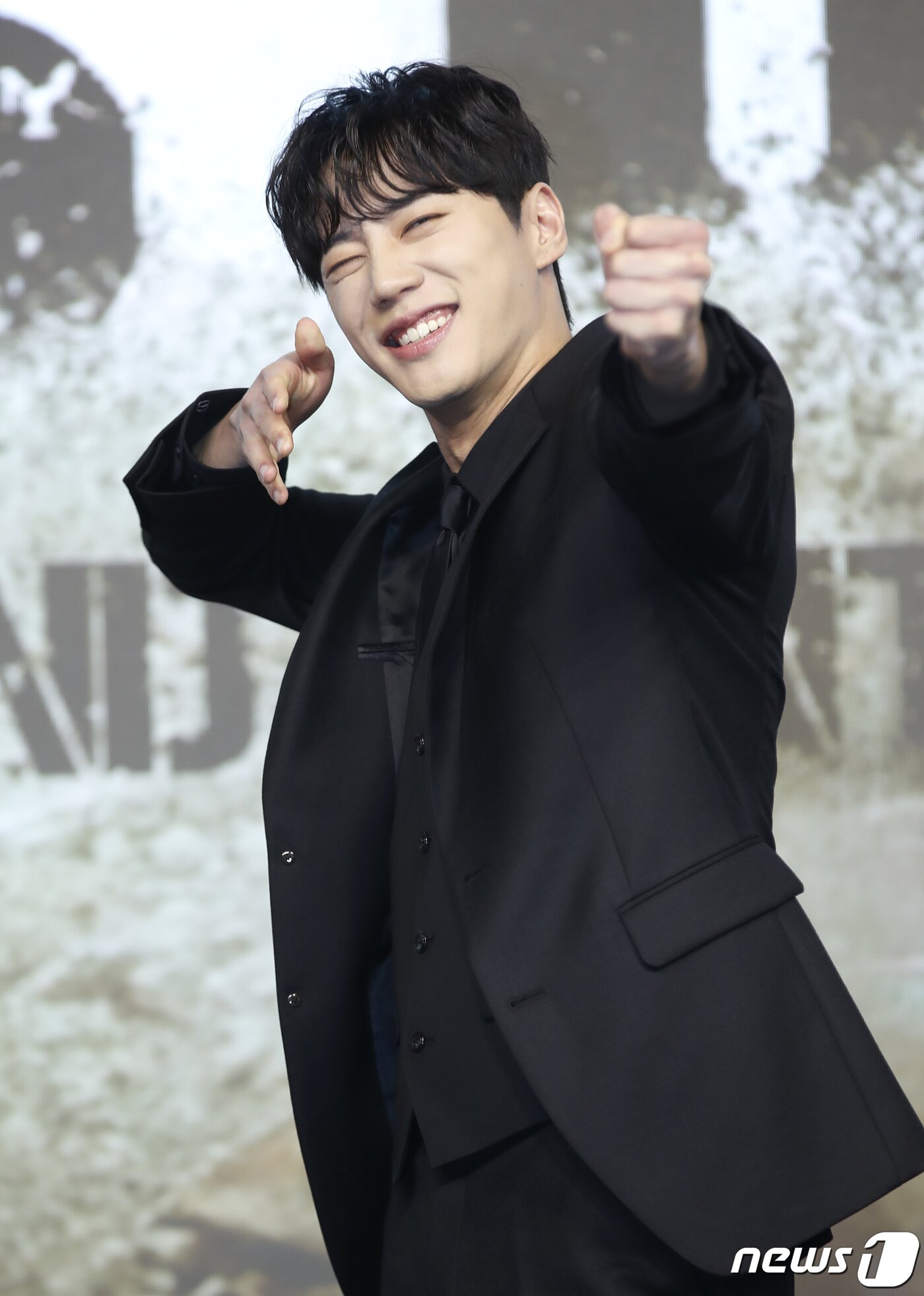 본문 이미지 - 배우 이준영이 16일 서울 JW메리어트 동대문 스퀘어 서울에서 열린 넷플릭스 영화 '황야' 제작보고회에서 포즈를 취하고 있다. '황야'는 폐허가 된 세상, 오직 힘이 지배하는 무법천지 속에서 살아가는 자들이 생존을 위해 벌이는 최후의 사투를 그린 액션 블록버스터이다. 2024.1.16.뉴스1 ⓒ News1 권현진 기자