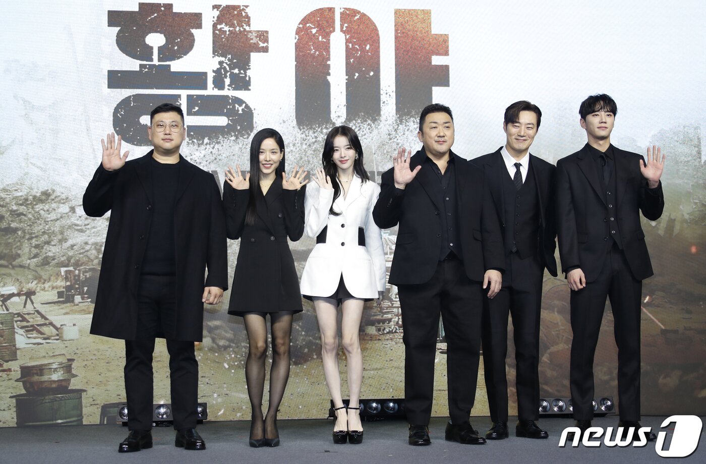 본문 이미지 - 허명행 감독(왼쪽부터)과 배우 안지혜, 노정의, 마동석, 이희준, 이준영이 16일 서울 JW메리어트 동대문 스퀘어 서울에서 열린 넷플릭스 영화 '황야' 제작보고회에서 포즈를 취하고 있다. '황야'는 폐허가 된 세상, 오직 힘이 지배하는 무법천지 속에서 살아가는 자들이 생존을 위해 벌이는 최후의 사투를 그린 액션 블록버스터이다. 2024.1.16.뉴스1 ⓒ News1 권현진 기자