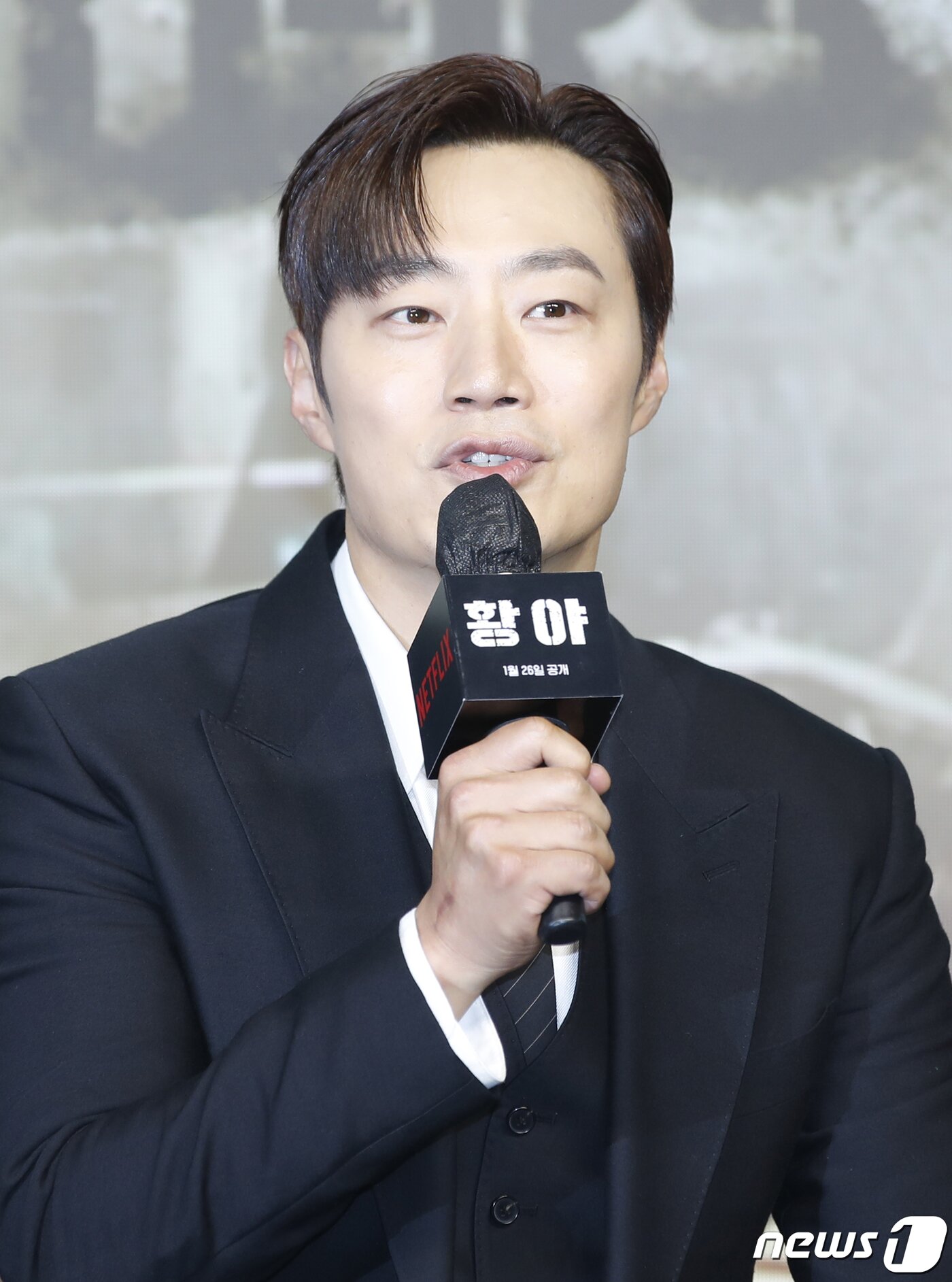 본문 이미지 - 배우 이희준이 16일 서울 JW메리어트 동대문 스퀘어 서울에서 열린 넷플릭스 영화 '황야' 제작보고회에서 인사말을 하고 있다. '황야'는 폐허가 된 세상, 오직 힘이 지배하는 무법천지 속에서 살아가는 자들이 생존을 위해 벌이는 최후의 사투를 그린 액션 블록버스터이다. 2024.1.16.뉴스1 ⓒ News1 권현진 기자