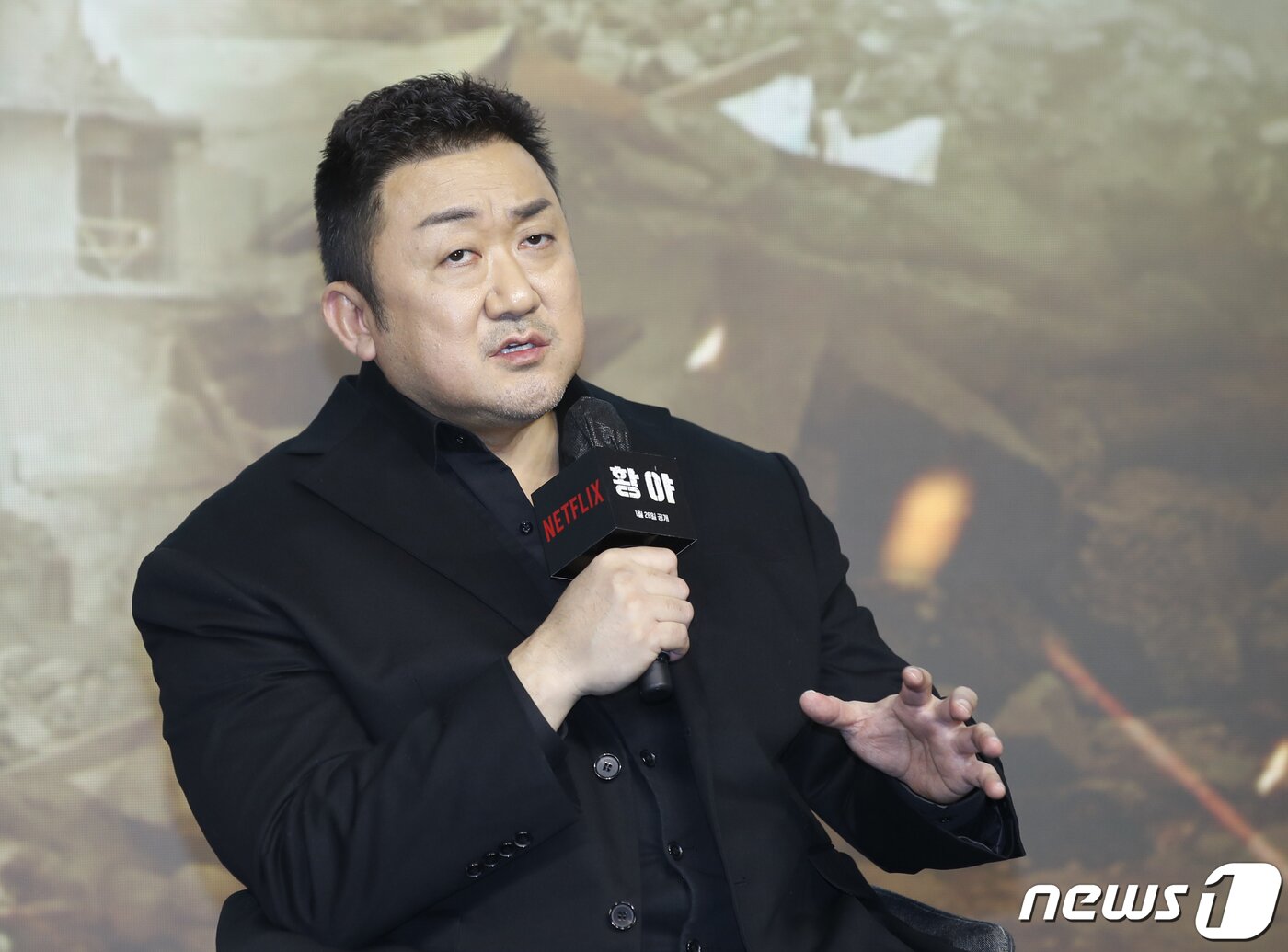 본문 이미지 - 배우 마동석이 16일 서울 JW메리어트 동대문 스퀘어 서울에서 열린 넷플릭스 영화 '황야' 제작보고회에서 캐릭터 설명을 하고 있다. '황야'는 폐허가 된 세상, 오직 힘이 지배하는 무법천지 속에서 살아가는 자들이 생존을 위해 벌이는 최후의 사투를 그린 액션 블록버스터이다. 2024.1.16.뉴스1 ⓒ News1 권현진 기자