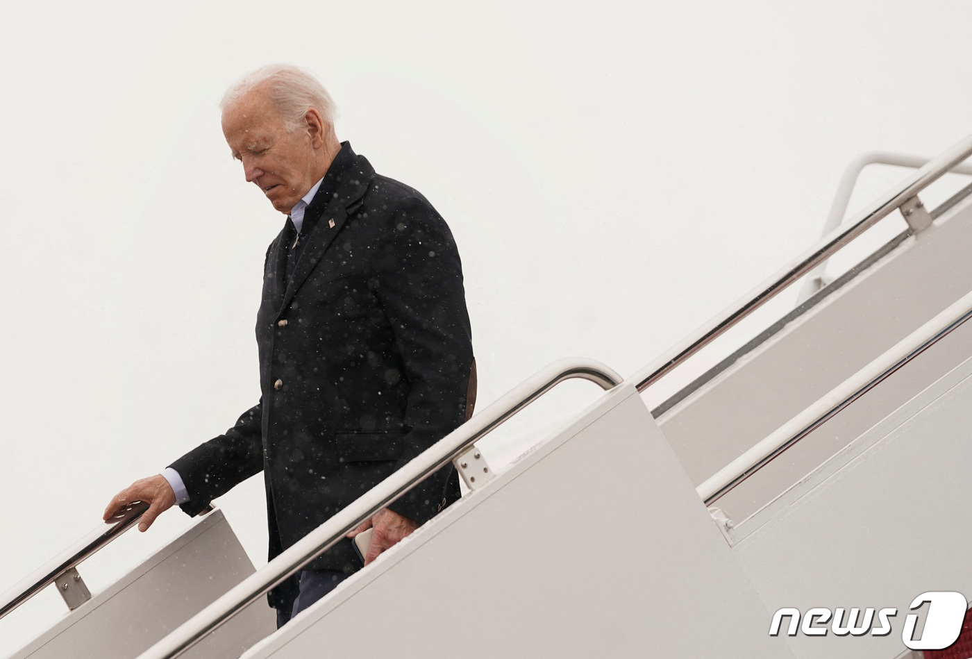 (워싱턴 로이터=뉴스1) 우동명 기자 = 조 바이든 미국 대통령이 15일(현지시간) 펜실베이니아주 필라델피아에서 마틴 루터 킹 주니어 봉사의 날을 맞아 빈민 구조 단체를 방문한 뒤 …