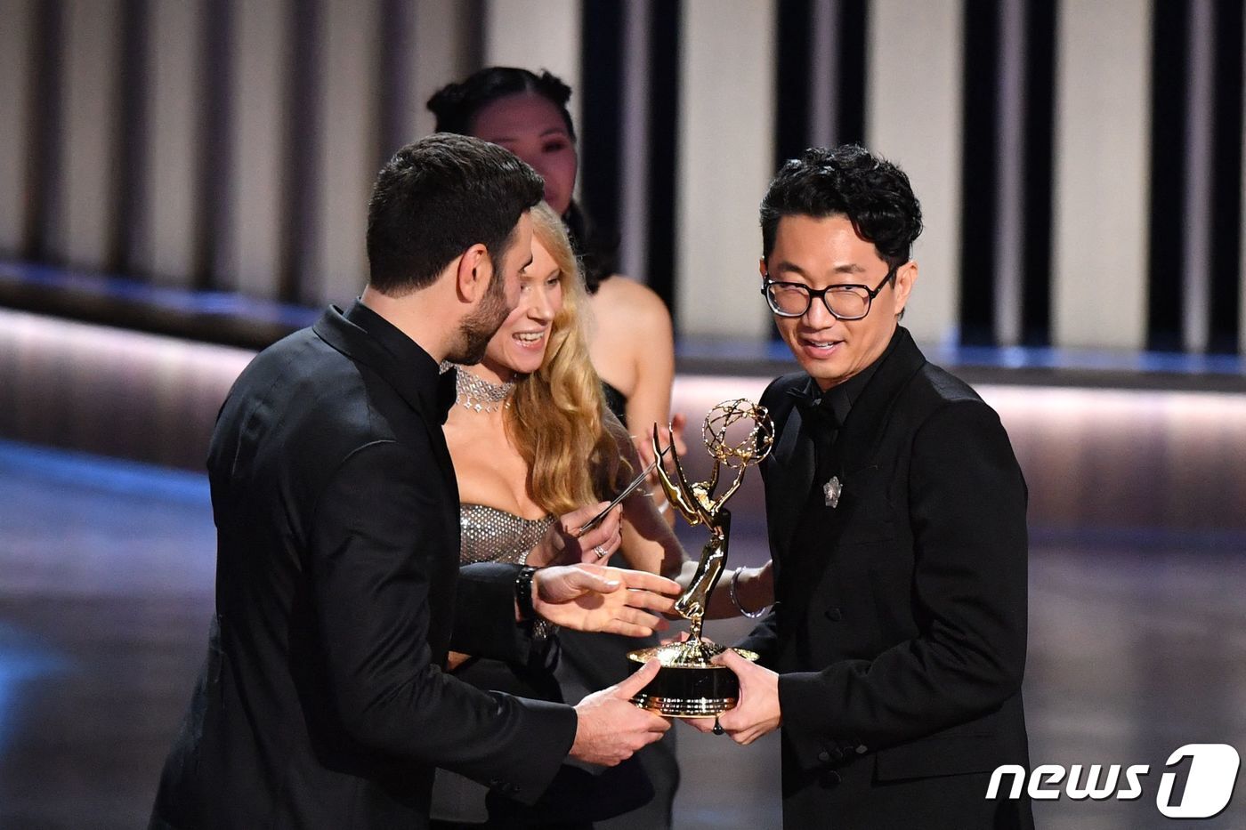 본문 이미지 - 이성진 감독이 15일(현지시간) 캘리포니아주 로스앤젤레스 피콕 극장에서 열린 제75회 프라임 타임 에미상 시상식에서 넷플릭스 드라마 '성난 사람들'로 미니시리즈·TV영화 부문 감독상을 수상하고 있다. 2024.1.16 ⓒ AFP=뉴스1 ⓒ News1 우동명 기자