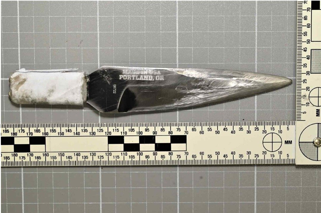 본문 이미지 - 이재명 당대표 피습 범행에 사용한 흉기(더불어민주당 제공).