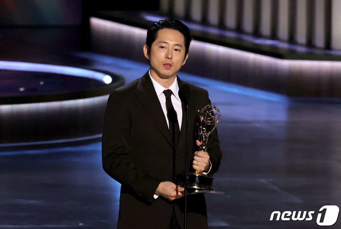 본문 이미지 - 한국계 미국 배우 스티븐 연이 15일(현지시간) 캘리포니아주 로스앤젤레스 피콕 극장에서 열린 제75회 프라임 타임 에미상 시상식에서 넷플릭스 드라마 '성난 사람들'로 미니시리즈 부문 남우 주연상을 수상하고 있다. 2024.1.16 ⓒ AFP=뉴스1 ⓒ News1 우동명 기자