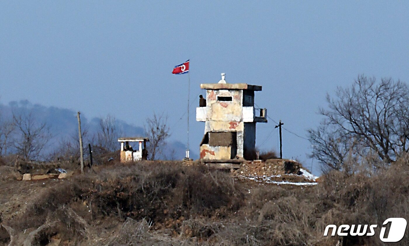 경기도 파주시 자유로에서 바라본 북한군 초소에서 북한 군인이 외부를 주시하고 있다. 2024.1.16 &#40;사진은 기사 내용과 무관함&#41; / 뉴스1 ⓒ News1