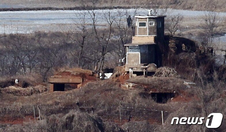 본문 이미지 -  16일 경기도 파주시 오두산전망대에서 바라본 황해북도 개풍군 북한군 초소에서 군인들이 오가고 있다.  2024.1.16/뉴스1 ⓒ News1 박정호 기자