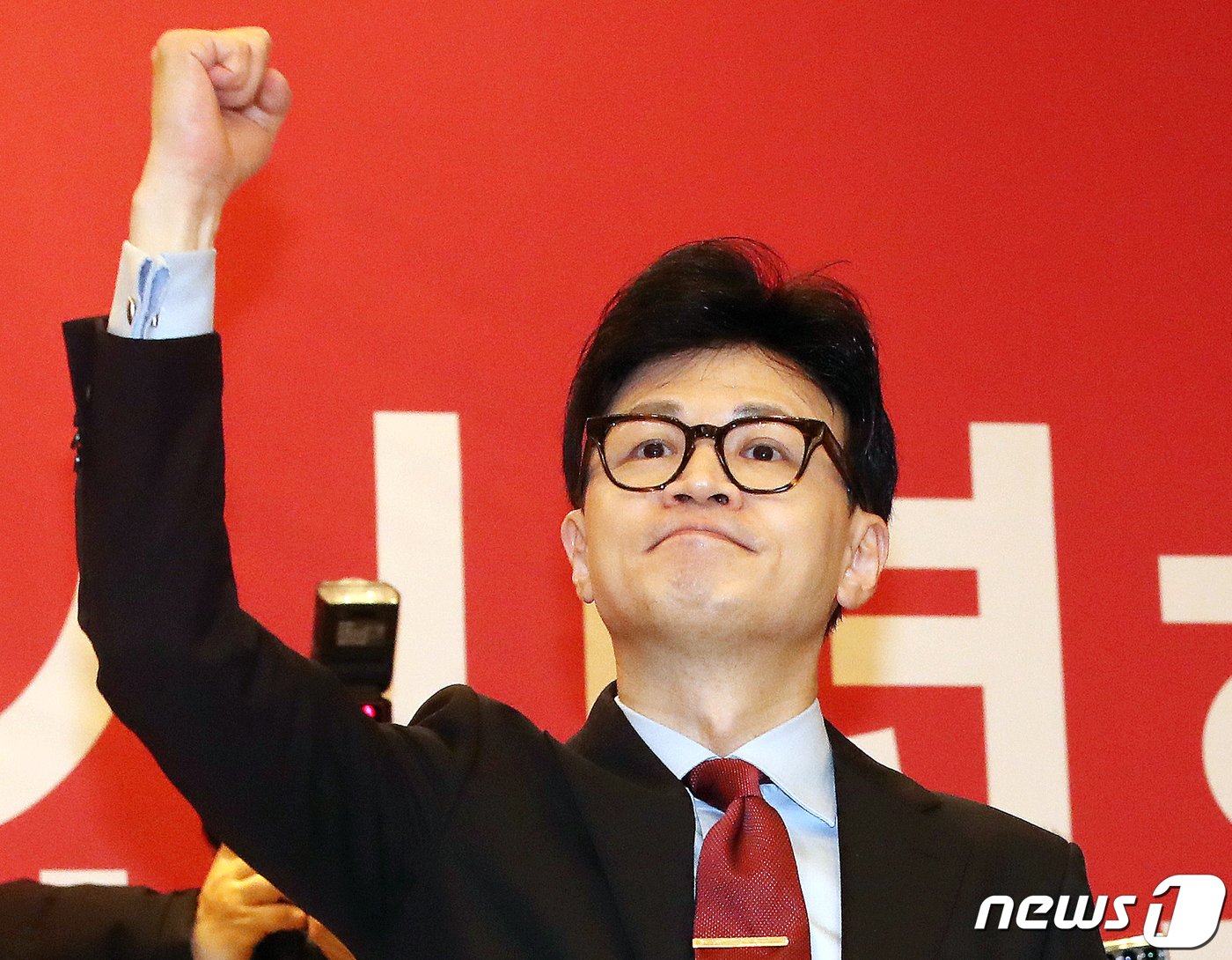 본문 이미지 - 한동훈 국민의힘 비상대책위원장이 인천 계양구 카리스호텔에서 열린 2024 국민의힘 인천시당 신년인사회에서 주먹을 불끈 쥐고 있다. 2024.1.16/뉴스1 ⓒ News1 임세영 기자