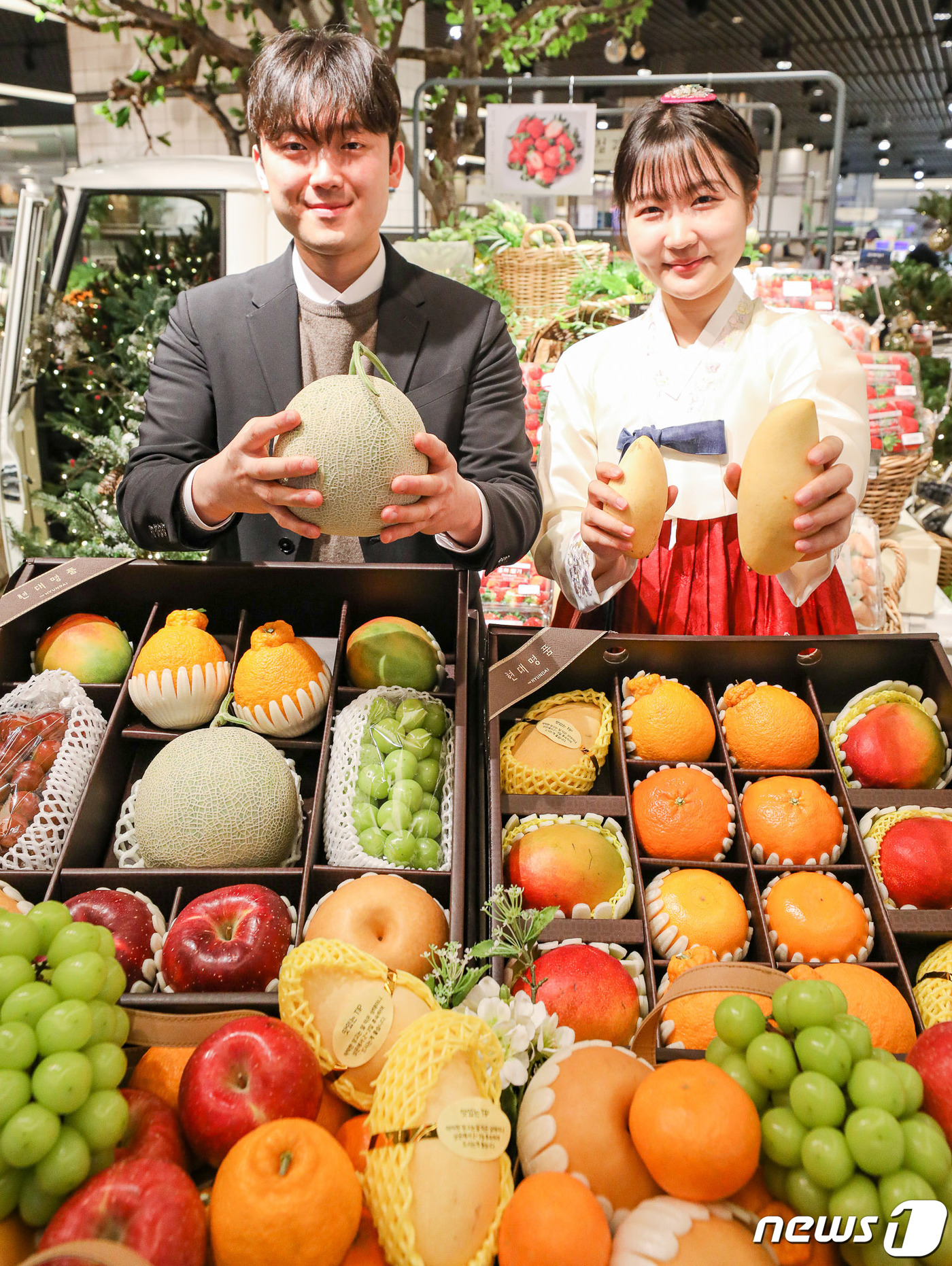 (서울=뉴스1) = 16일 오전 서울 강남구 현대백화점 무역센터점 지하1층 식품관에서 직원들이 '설 과일 선물세트'를 소개하고 있다.현대백화점은 다음달 9일까지 압구정본점 등 전국 …