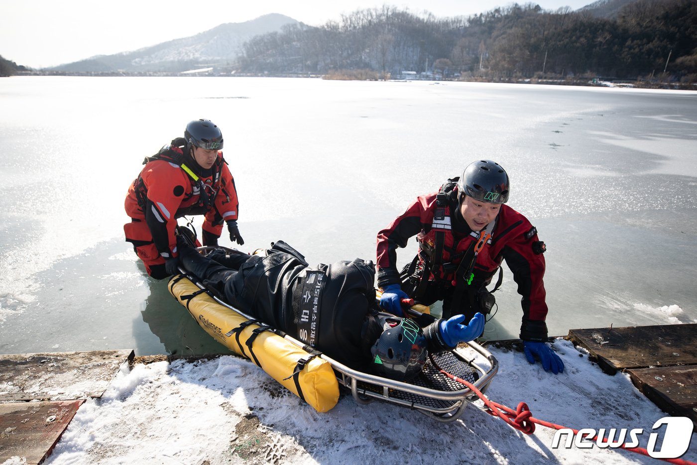 경기도북부소방재난본부 소방대원들이 16일 경기 양주시 원당저수지에서 열린 2024년 동계수난구조 교육·훈련에서 빙상구조훈련을 하고 있다. 2024.1.16/뉴스1 ⓒ News1 유승관 기자