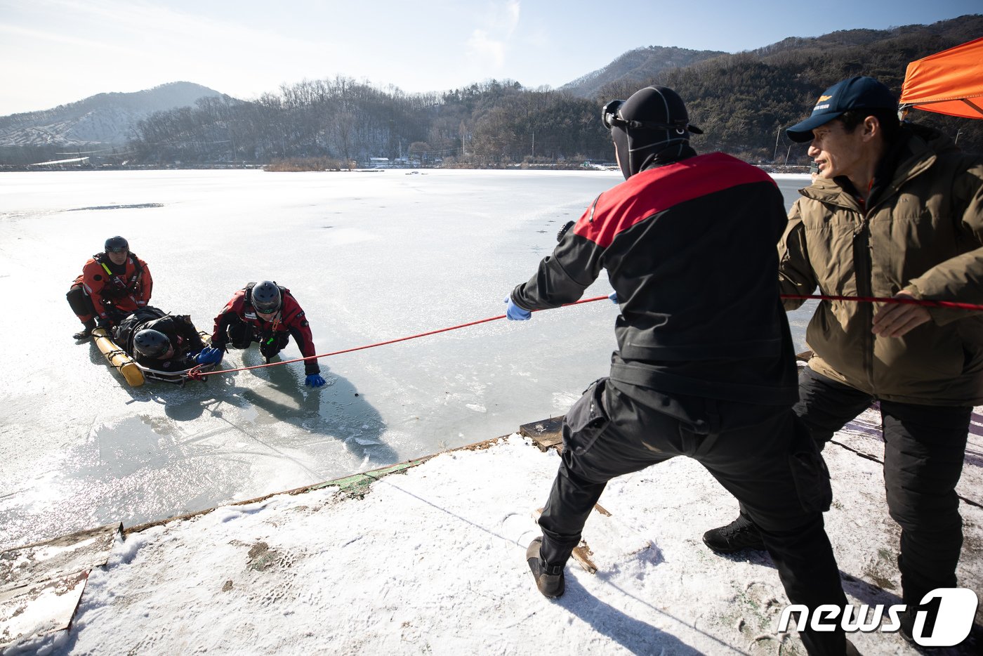 경기도북부소방재난본부 소방대원들이 16일 경기 양주시 원당저수지에서 열린 2024년 동계수난구조 교육·훈련에서 빙상구조훈련을 하고 있다. 2024.1.16/뉴스1 ⓒ News1 유승관 기자