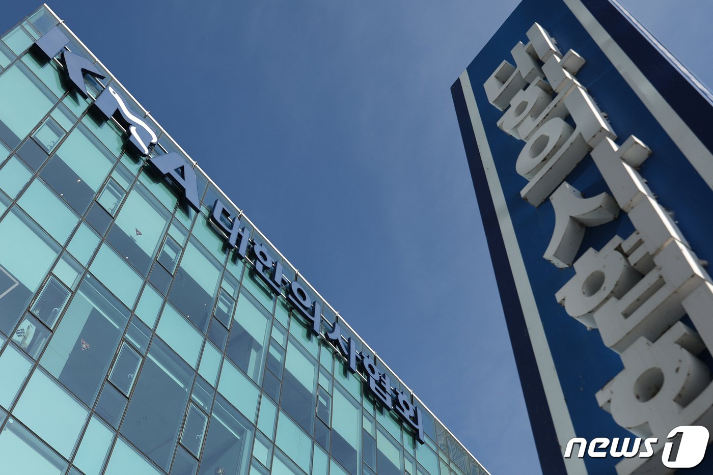 본문 이미지 - 보건복지부가 2025학년도부터 적용할 의대 입학정원 증원 규모에 대해 구체적인 의견을 달라고 대한의사협회&#40;의협&#41;에 공식 요청했다. 의료계에 따르면 보건복지부는 지난 15일 의협에 적정한 증원 규모에 대한 의견을 묻는 공문을 발송했으며 이는 의대 증원에 지속적인 반대 의견을 표명해온 의협에 최후통첩을 보낸 것으로 풀이된다. 정부는 윤석열 대통령의 임기 동안에 최대 3000명을 늘려 사실상 현재의 2배까지 의대 입학정원을 확대할 것으로 알려졌다. 사진은 16일 서울 용산구 대한의사협회의 모습. 2024.1.16/뉴스1 ⓒ News1 신웅수 기자