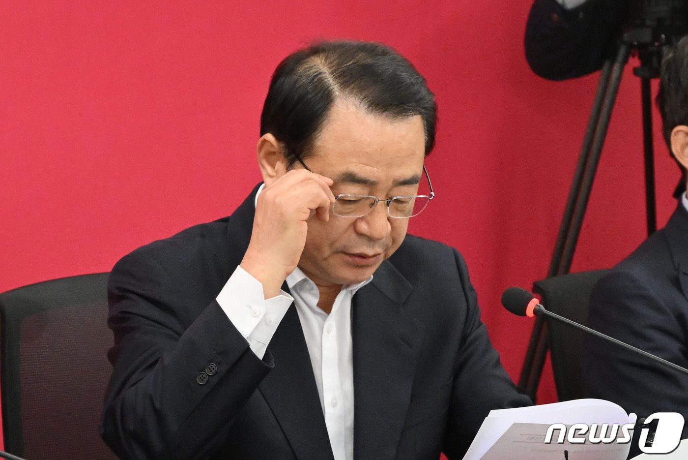 본문 이미지 - 정영환 국민의힘 공천관리위원장이 16일 오후 서울 여의도 당사에서 열린 공천관리위원회 1차 회의에 참석해 안경을 만지고 있다. (공동취재) 2024.1.16/뉴스1 ⓒ News1 안은나 기자