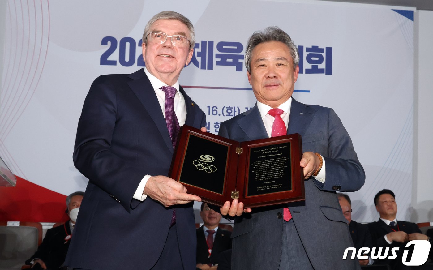 본문 이미지 - 이기흥 대한체육회장이 16일 오후 서울 송파구 올림픽공원 핸드볼경기장에서 열린 2024 체육인대회에서 토마스 바흐 IOC 위원장에게 헌액패 및 증서 증정을 하고 있다. 2024.1.16/뉴스1 ⓒ News1 김명섭 기자