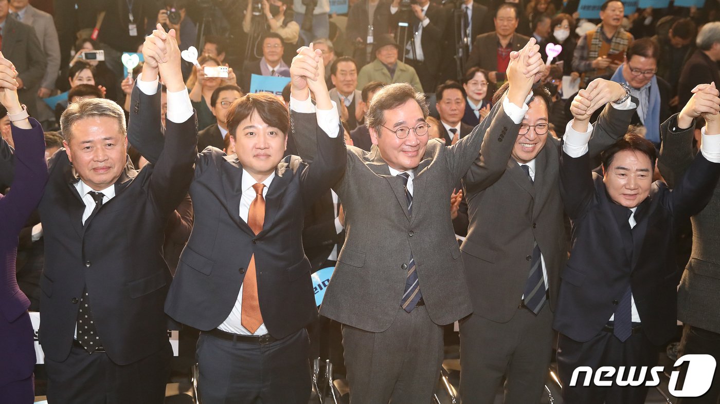 본문 이미지 - 이낙연 전 더불어민주당 대표, 이준석 개혁신당(가칭) 정강정책위원장, 금태섭 새로운선택 공동대표 등 참석자들이 16일 오후 서울 동작구 서울여성플라자에서 열린 새로운미래(가칭) 창당발기인대회에서 손을 들어 올리고 있다. 2024.1.16/뉴스1 ⓒ News1 임세영 기자