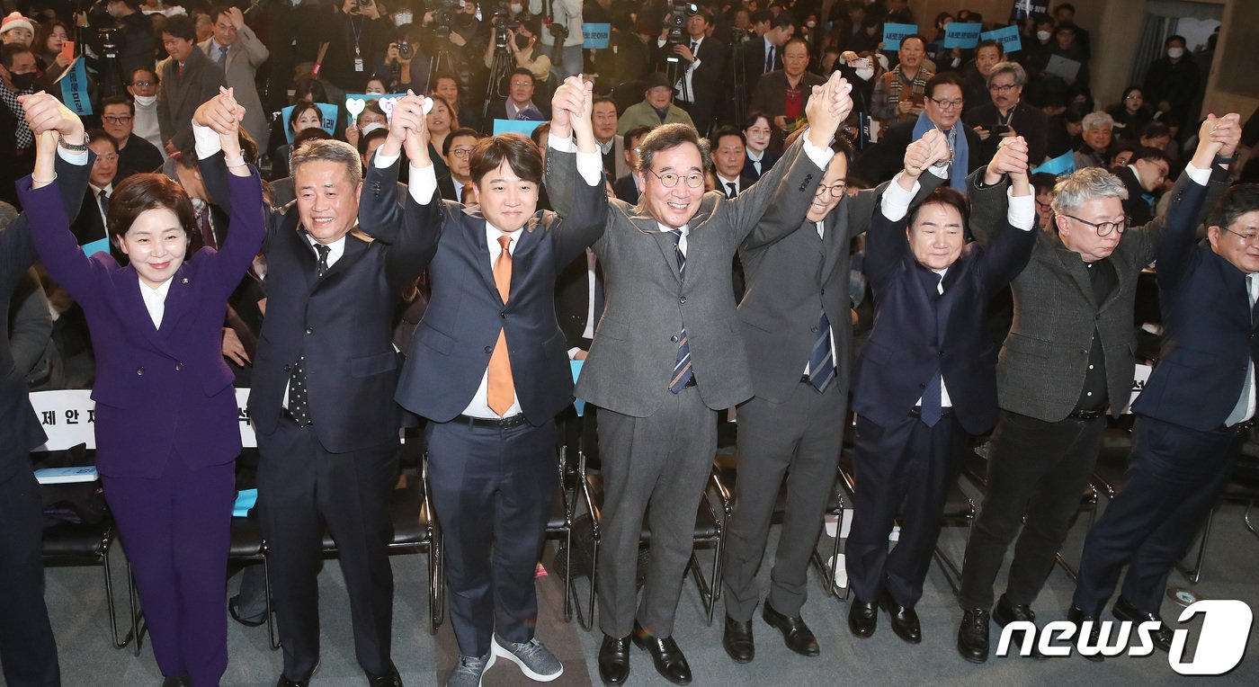 본문 이미지 - 이낙연 전 더불어민주당 대표, 이준석 개혁신당(가칭) 정강정책위원장, 금태섭 새로운선택 공동대표 등 참석자들이 16일 오후 서울 동작구 서울여성플라자에서 열린 새로운미래(가칭) 창당발기인대회에서 손을 들어 올리고 있다. 2024.1.16/뉴스1 ⓒ News1 임세영 기자