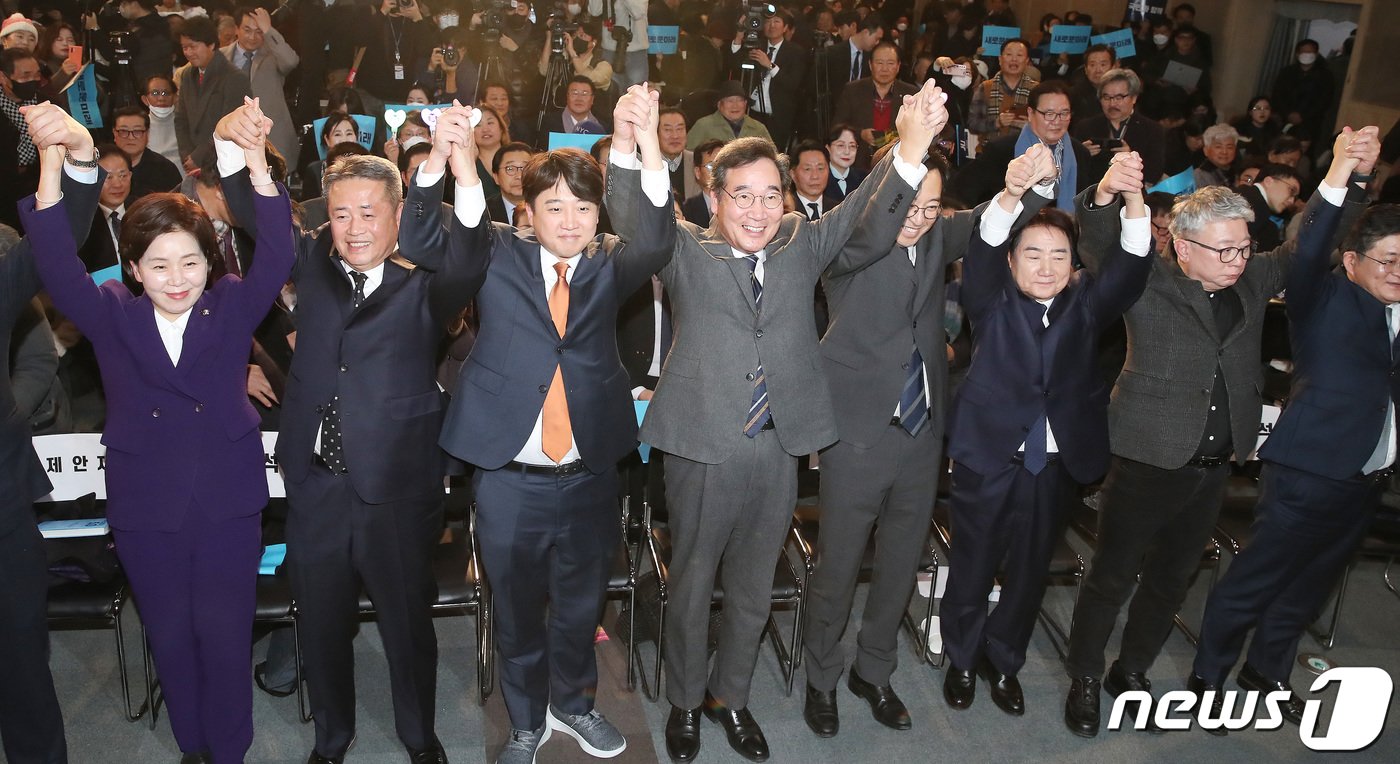 이낙연 전 더불어민주당 대표, 이준석 개혁신당&#40;가칭&#41; 정강정책위원장, 금태섭 새로운선택 공동대표 등 참석자들이 16일 오후 서울 동작구 서울여성플라자에서 열린 새로운미래&#40;가칭&#41; 창당발기인대회에서 손을 들어 올리고 있다. 2024.1.16/뉴스1 ⓒ News1 임세영 기자