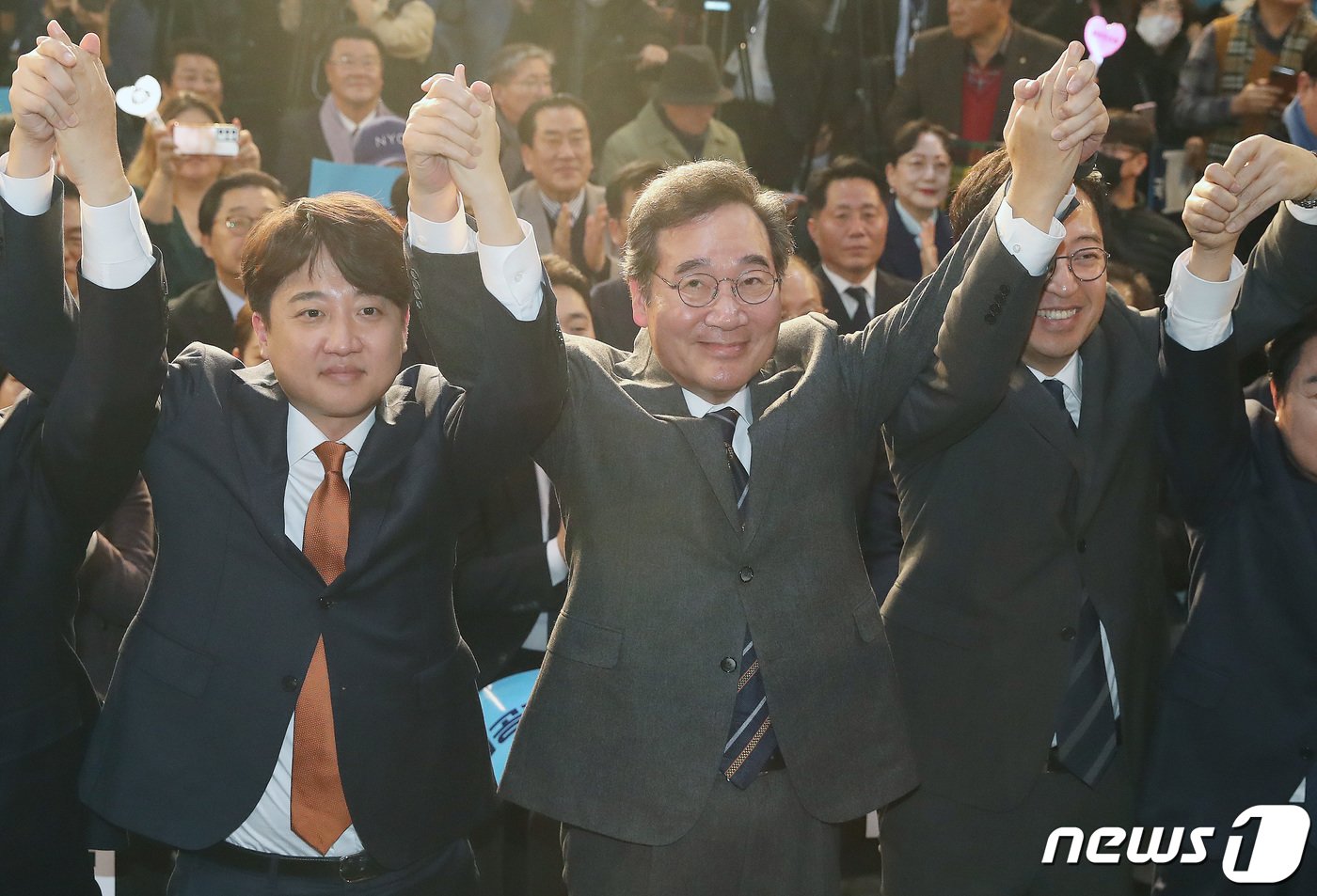 본문 이미지 - 이낙연 전 더불어민주당 대표, 이준석 개혁신당(가칭) 정강정책위원장, 금태섭 새로운선택 공동대표 등 참석자들이 16일 오후 서울 동작구 서울여성플라자에서 열린 새로운미래(가칭) 창당발기인대회에서 손을 들어 올리고 있다. 2024.1.16/뉴스1 ⓒ News1 임세영 기자