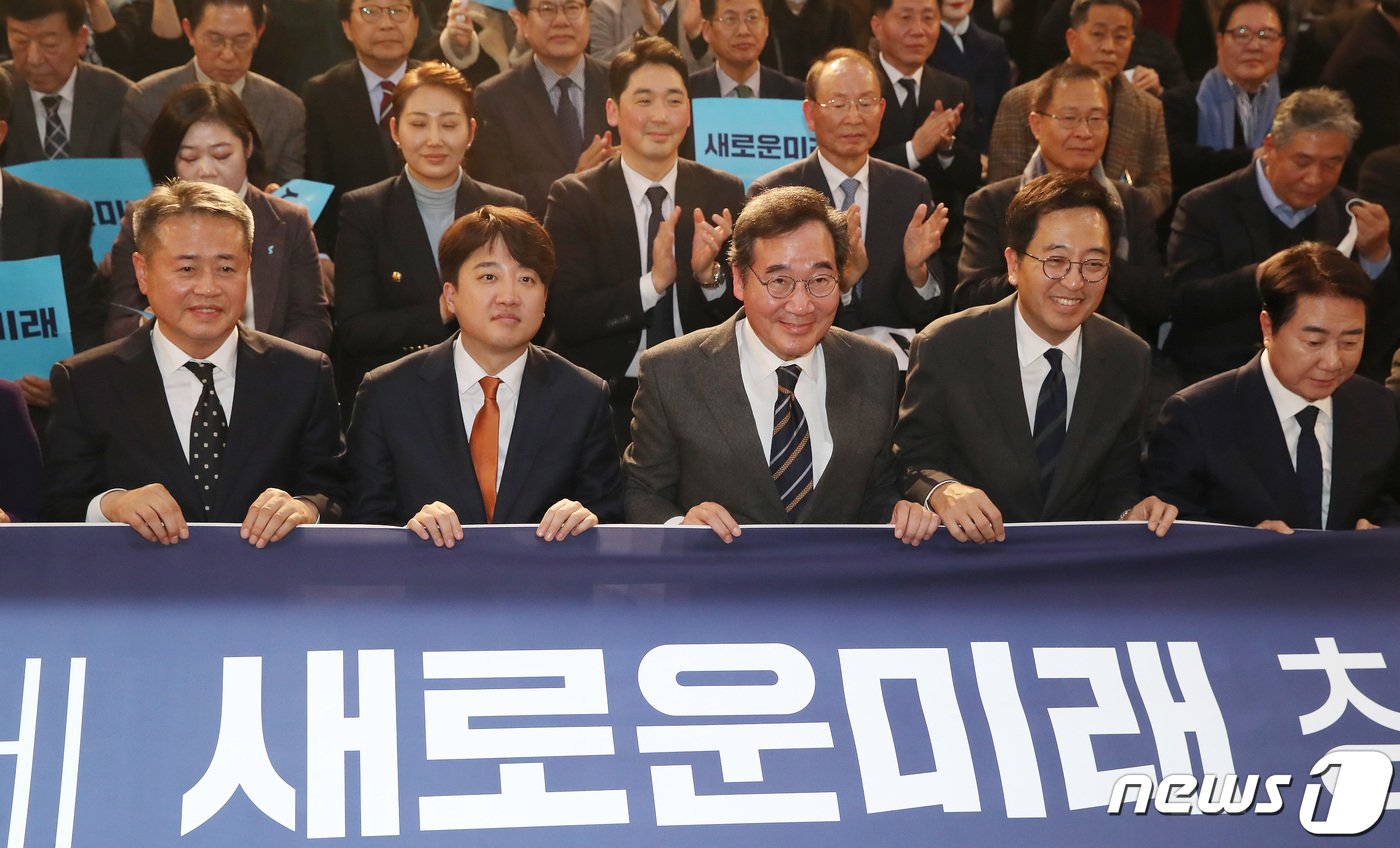 본문 이미지 - 이낙연 전 더불어민주당 대표, 이준석 개혁신당(가칭) 정강정책위원장, 금태섭 새로운선택 공동대표 등 참석자들이 16일 오후 서울 동작구 서울여성플라자에서 열린 새로운미래(가칭) 창당발기인대회에서 기념촬영을 하고 있다. 2024.1.16/뉴스1 ⓒ News1 임세영 기자